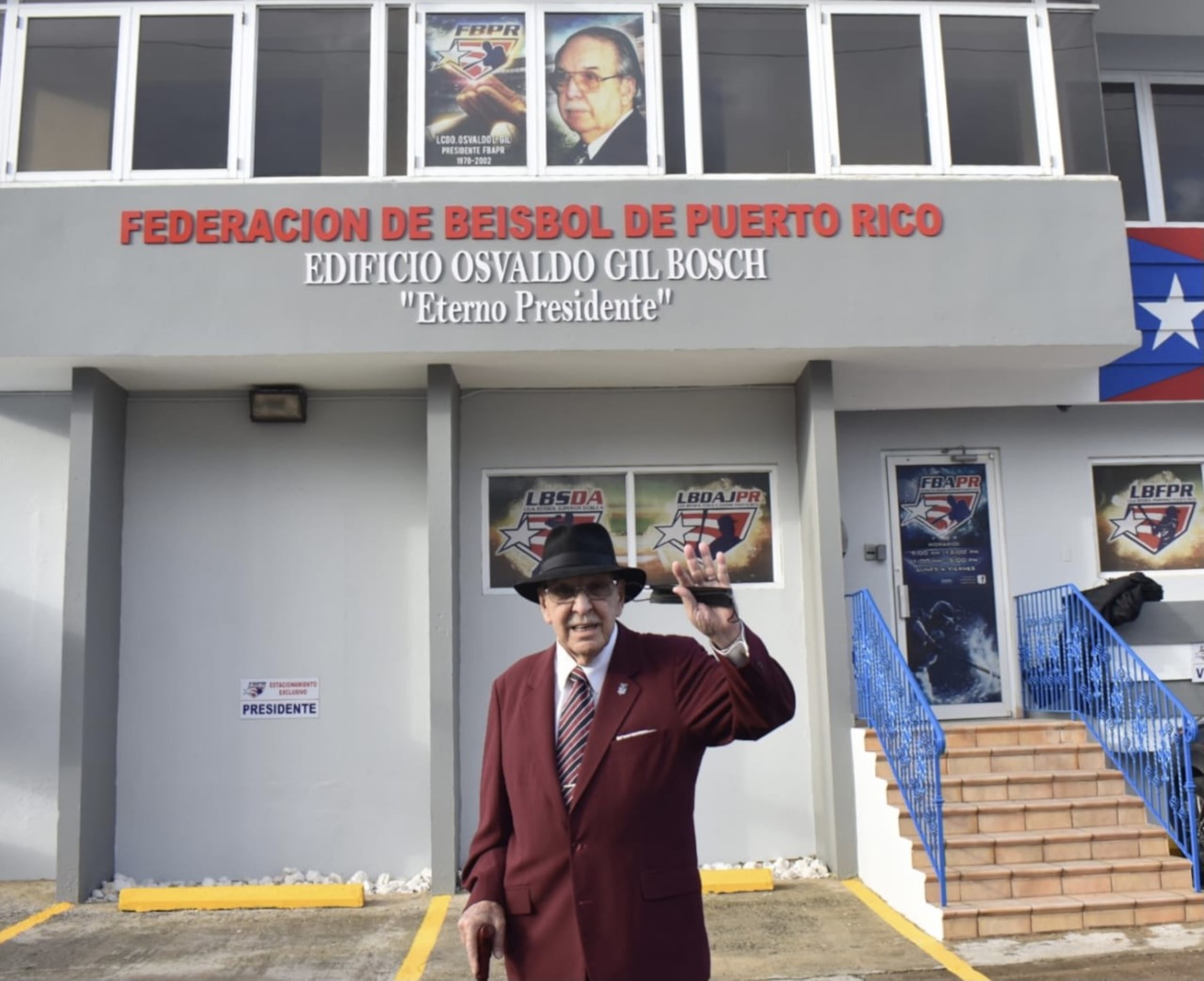 Osvaldo Gil posa frente al edificio de la Federación de Béisbol de Puerto Rico.