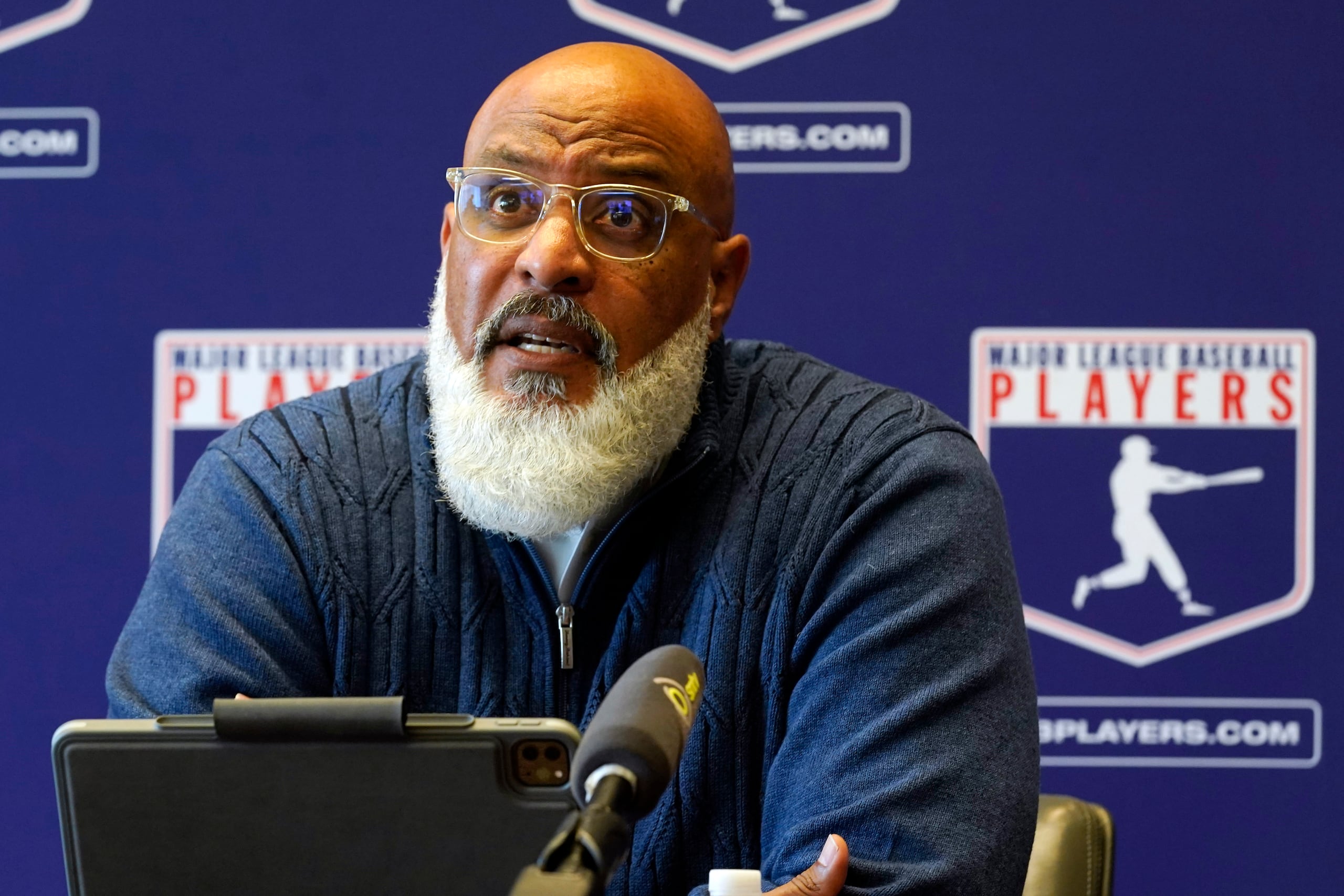 ARCHIVO - Foto del 11 de marzo del 2022, el director ejecutivo del Sindicato de Jugadores de la MLB, Tony Clark responde a preguntas en una conferencia de prensa en Nueva York. El lunes 29 de agosto del 2022, la MLBPA busca que los peloteros de Ligas Menores formen su sindicato para negociar a parte de las Grandes Ligas. (AP Foto/Richard Drew, Archivo)