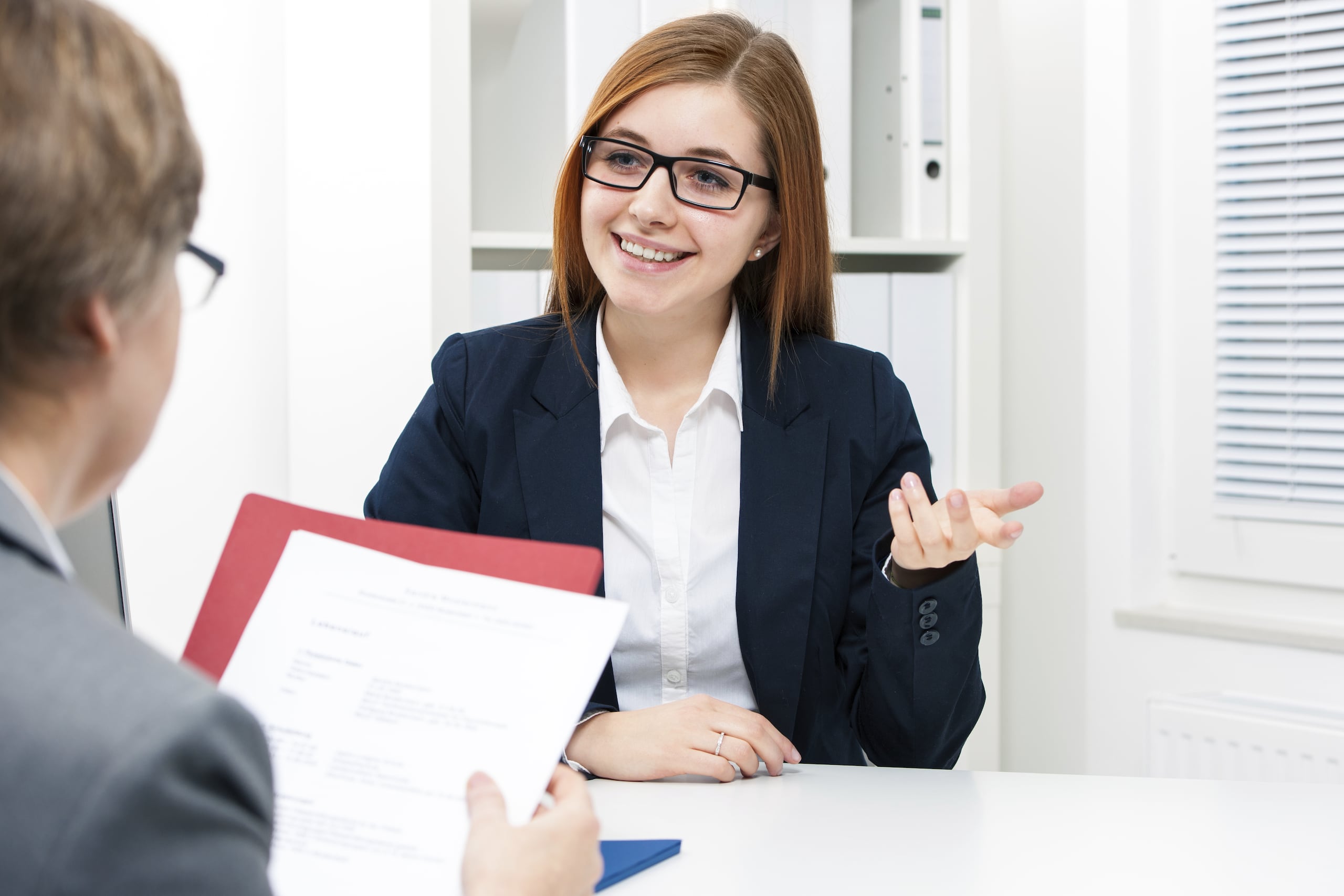 Se aconseja tener dos versiones del resumé: una para solicitar empleo por internet y otra para entregarla a la mano el día de la entrevista de trabajo.