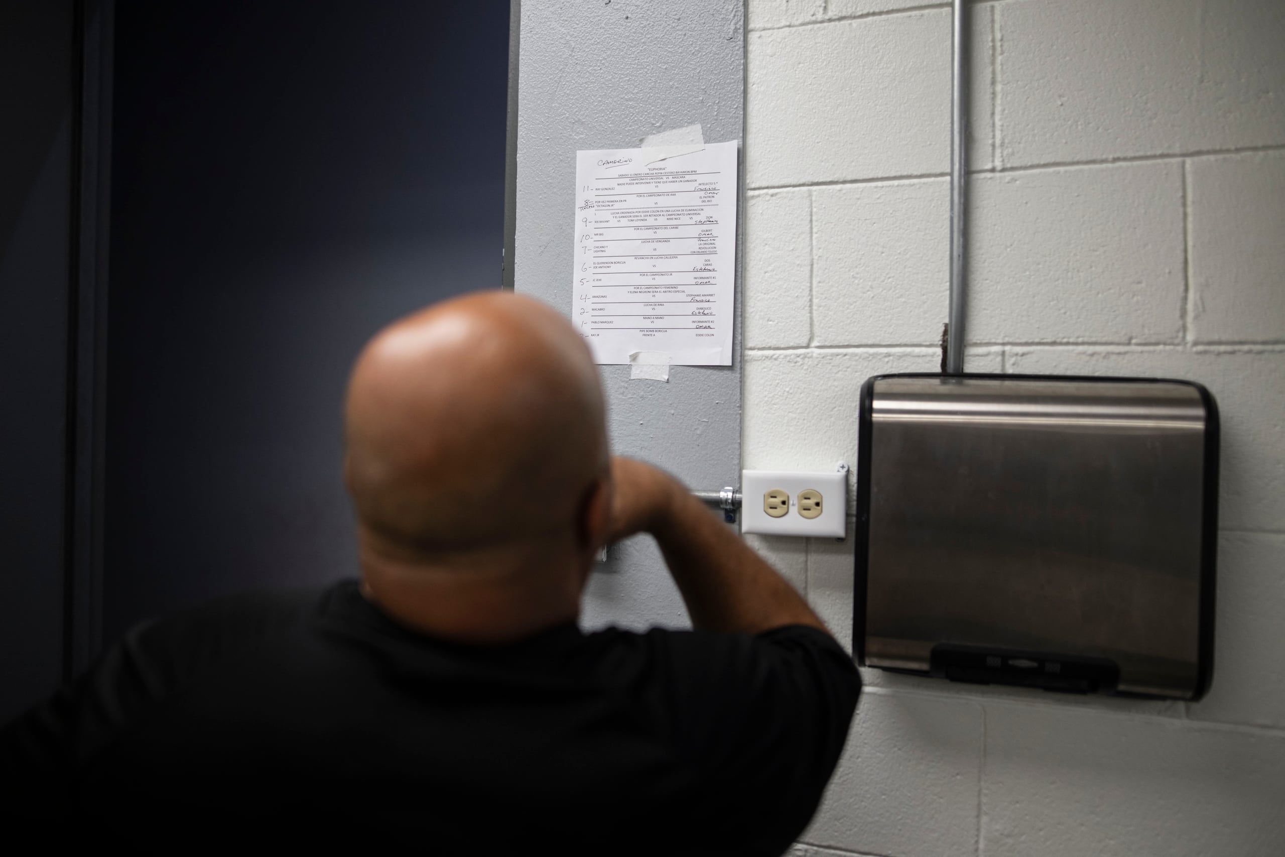 Uno de los empleados de WWC observa el orden establecido para Euphoria.