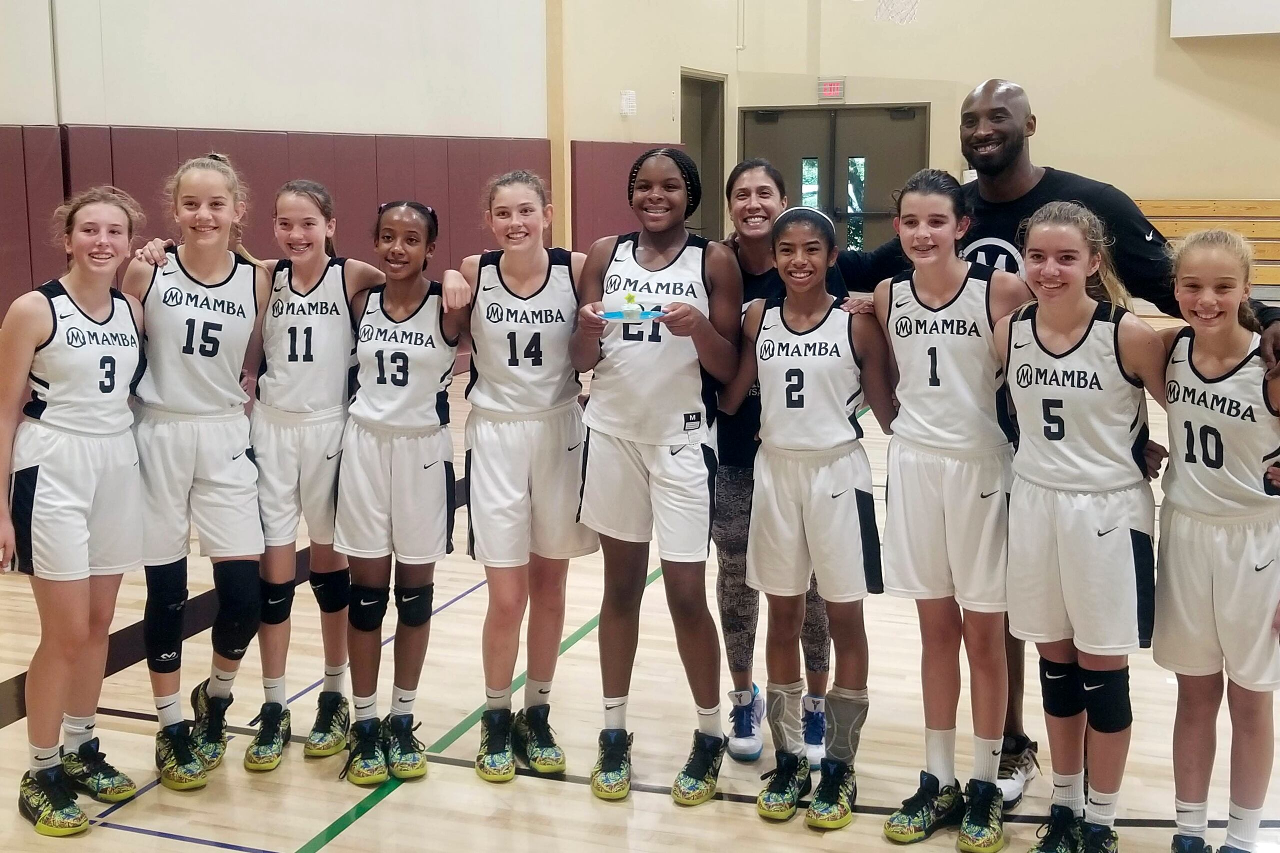 En esta foto del 26 de julio del 2019 provista por Emily Eadie, las jugadoras del Mamba Academy posan junto a su entrenador Kobe Bryant. Son ellas, desde la izquierda, Ellie Robinson, Annabelle Spotts, Kat Righeimer, Zoie Lamkin, Payton Chester, Mackenly Randolph, Gianna Bryant, Emily Eadie, Alyssa Altobelli, Amalia Holguin. Atrás también está la entrenadora Christina Mauser.