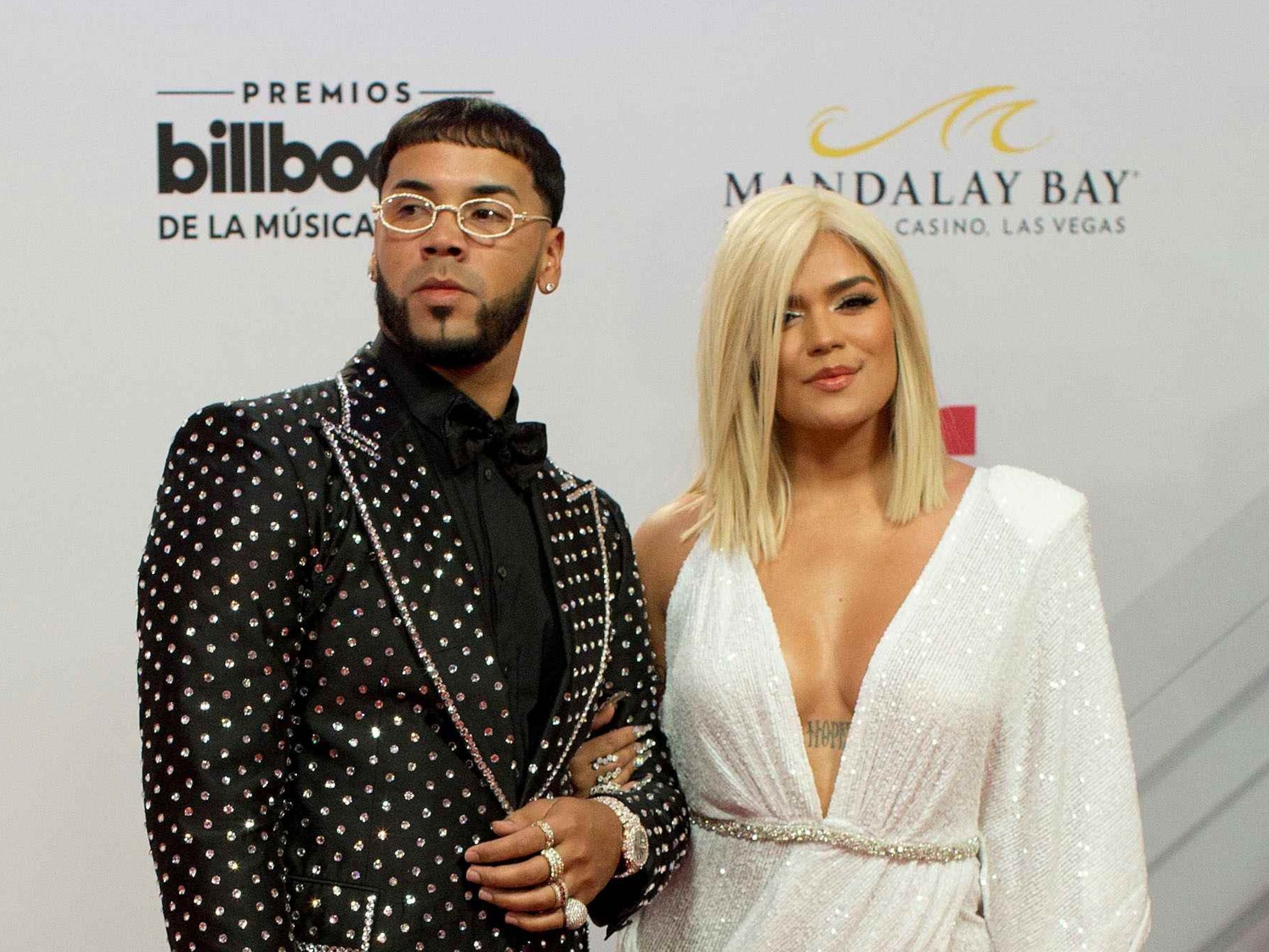 Los cantantes Karol G y Anuel AA posan en la alfombra roja que antecede a la gala de la vigésimo primera edición de los Premios Billboard de la Música Latina 2019, (EFE)