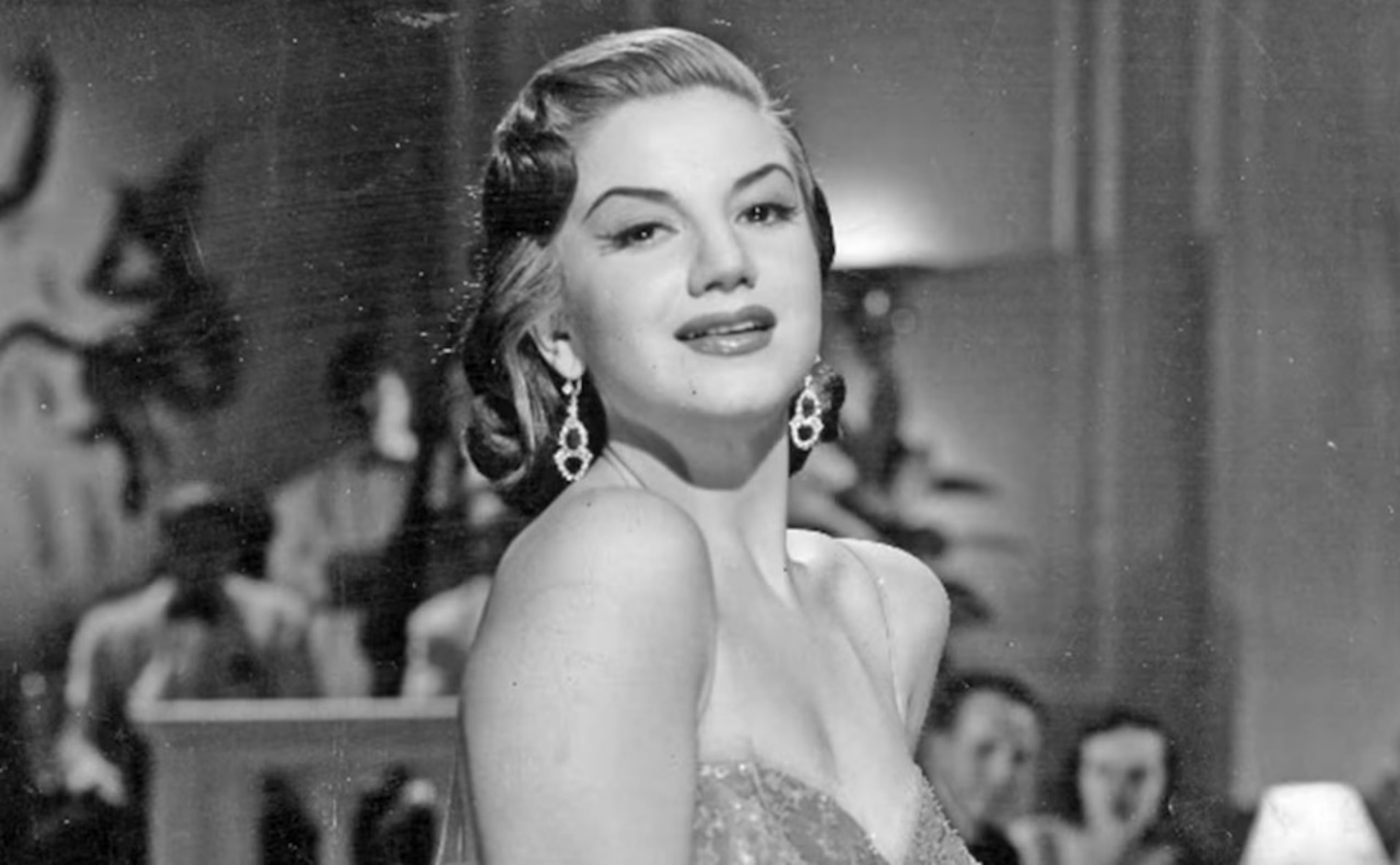 Nacida el 9 de octubre de 1929 en Querétaro, Ana Luisa Peluffo construyó una carrera de más de siete décadas en cine, televisión y teatro, con más de 200 películas y programas desde finales de la década de 1940.