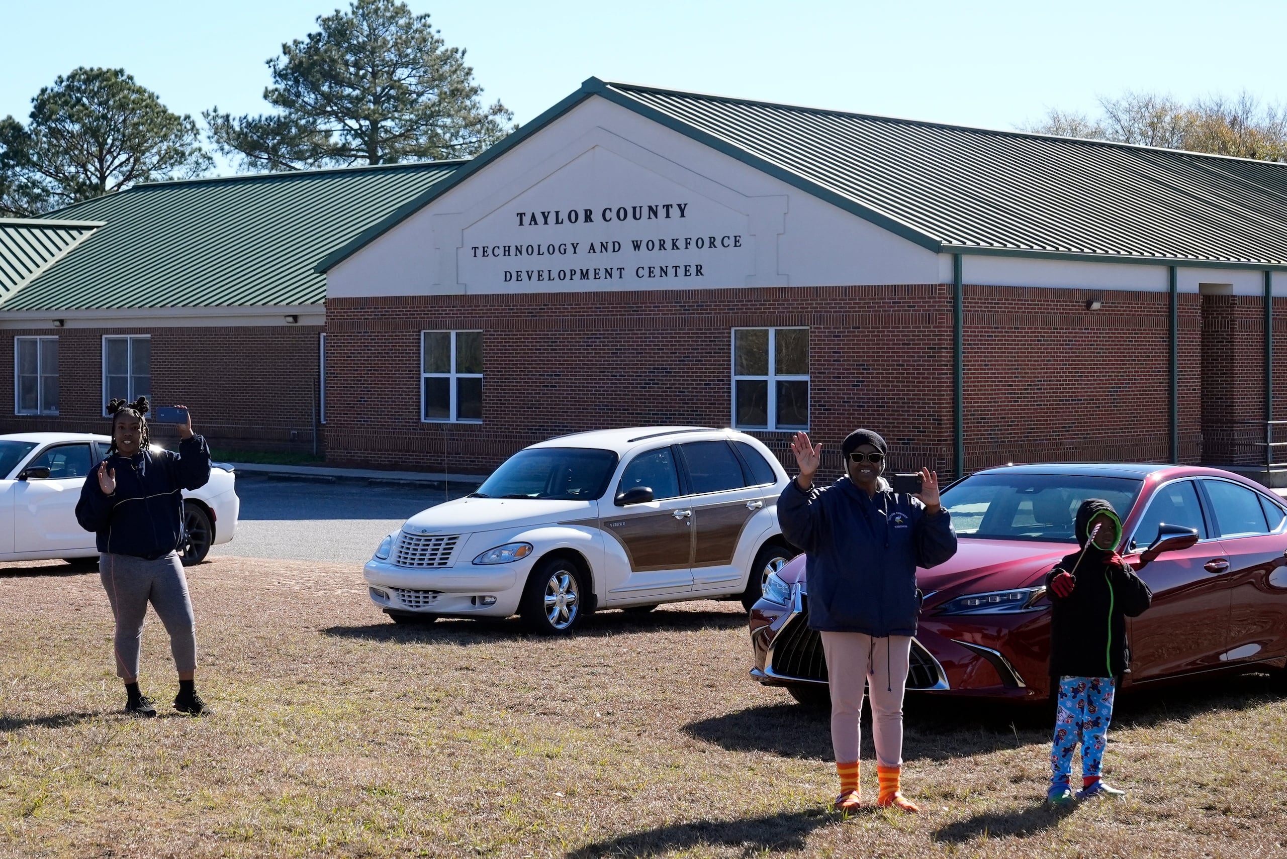 El féretro de Carter comenzó el sábado en la mañana su recorrido por las calles de Plains, la ciudad donde creció. (EFE/EPA/ALEX BRANDON / POOL)