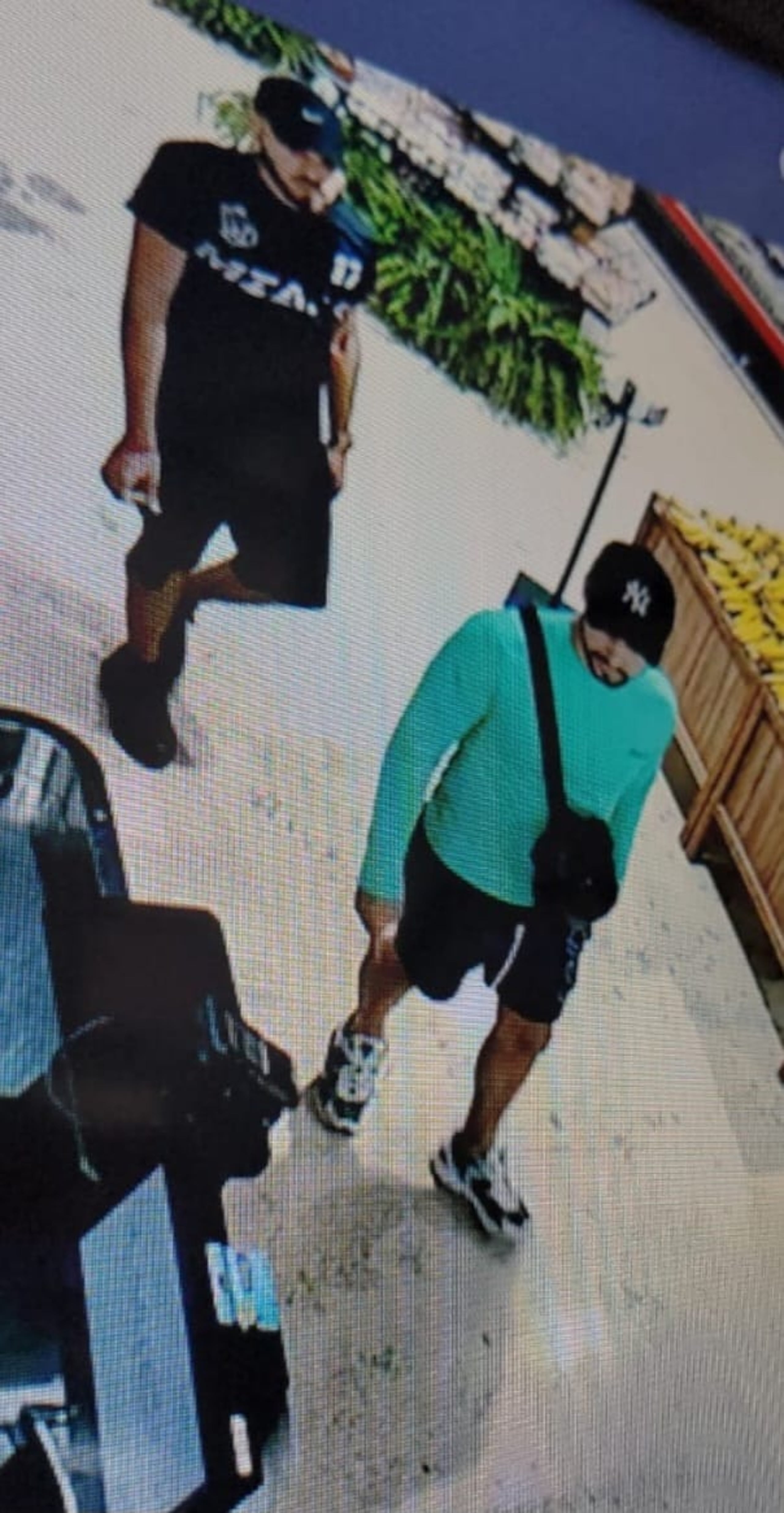 Imagen de dos hombres, que son sospechosos de instalar “skimmers” en varios negocios a través de la isla.
