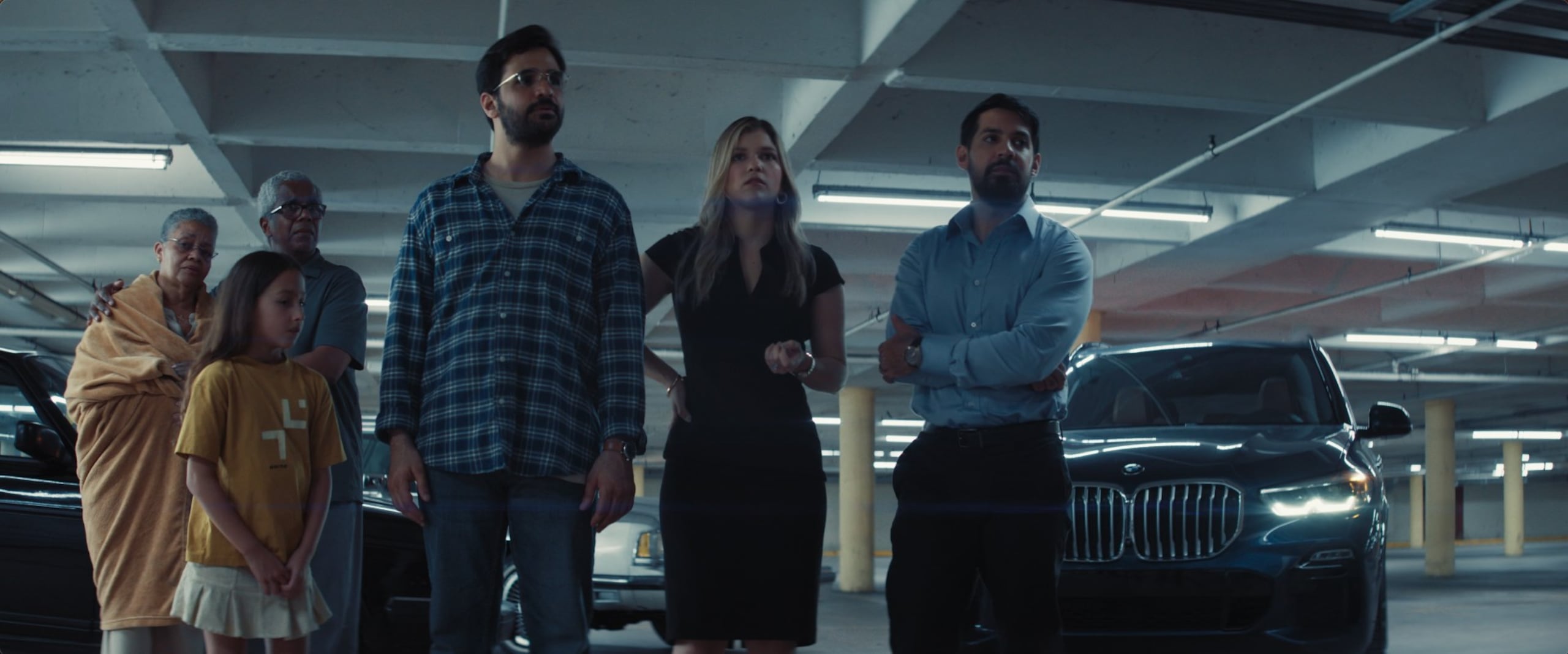 Un grupo de personas queda atrapado en un centro comercial en medio de una situación consternadora.