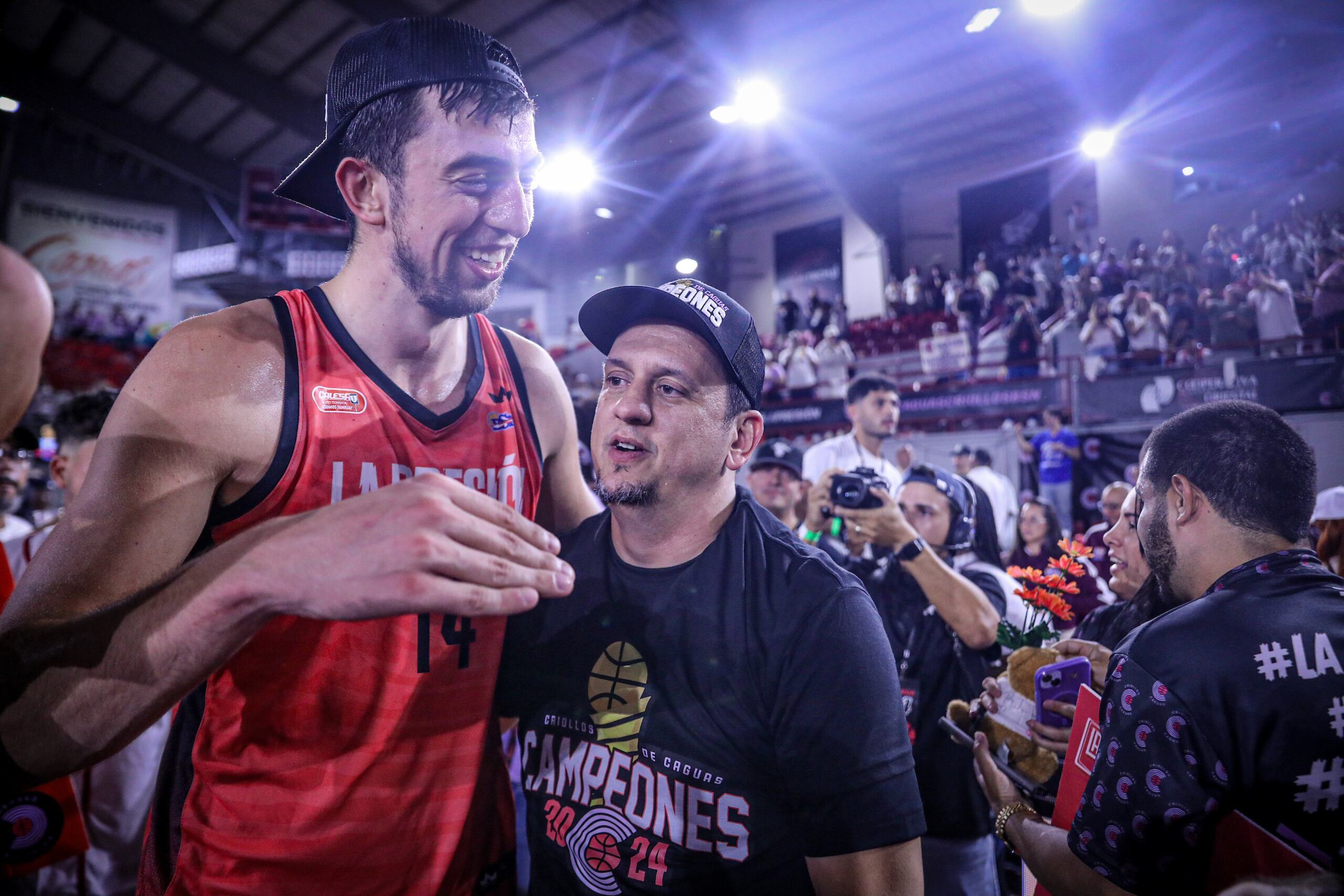 Jorge Rincón junto a Alexander Kappos durante la celebración de los Criollos de Caguas, luego de ganar el campeonato del BSN en 2024.
