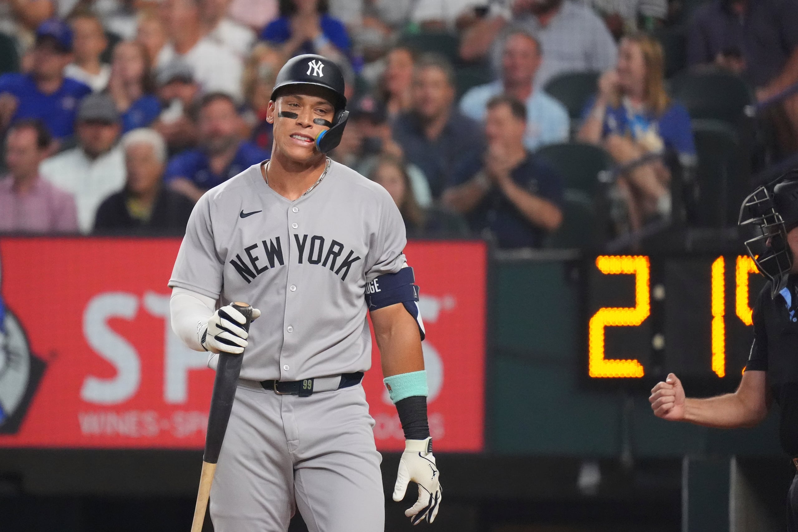 Aaron Judge reacciona luego de poncharse.