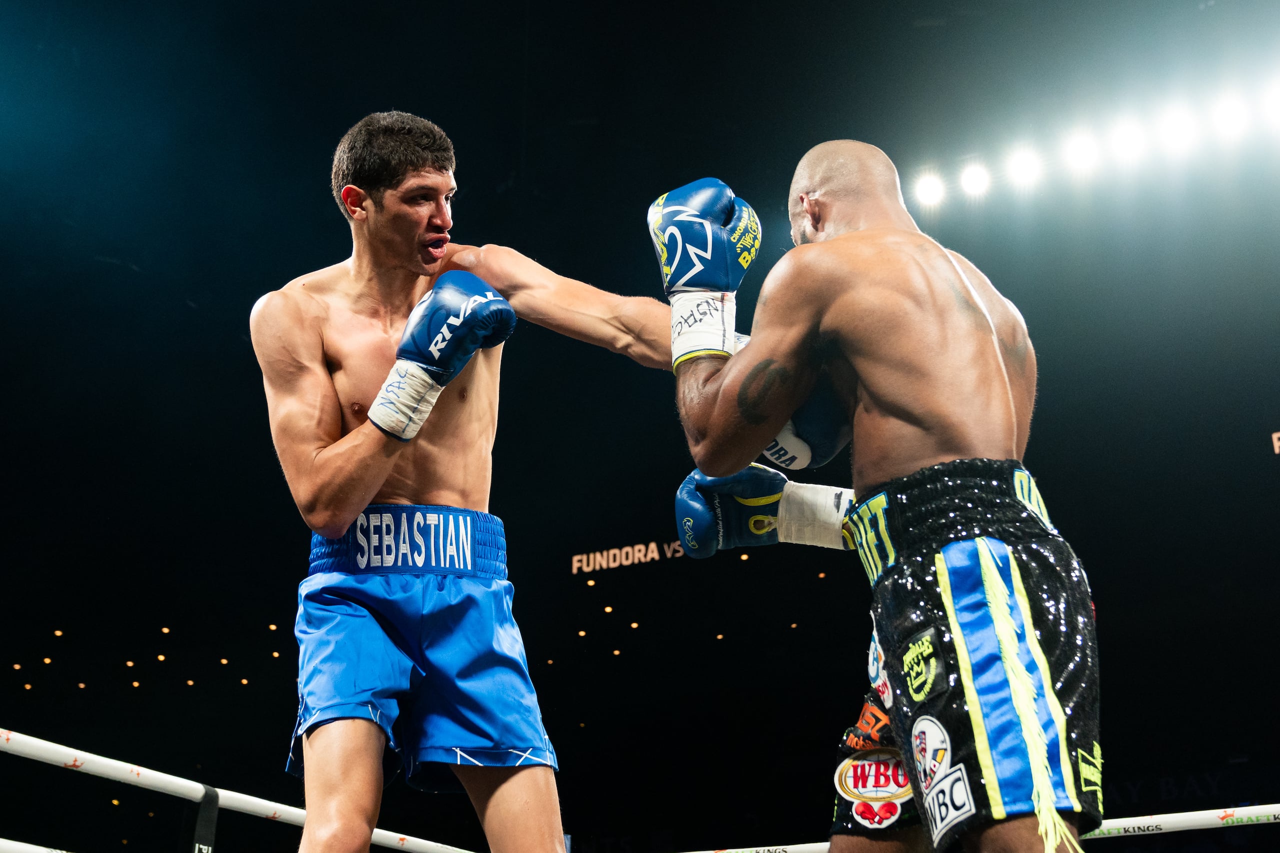 Sebastian Fundora conecta una zurda ante Chordale Booker.