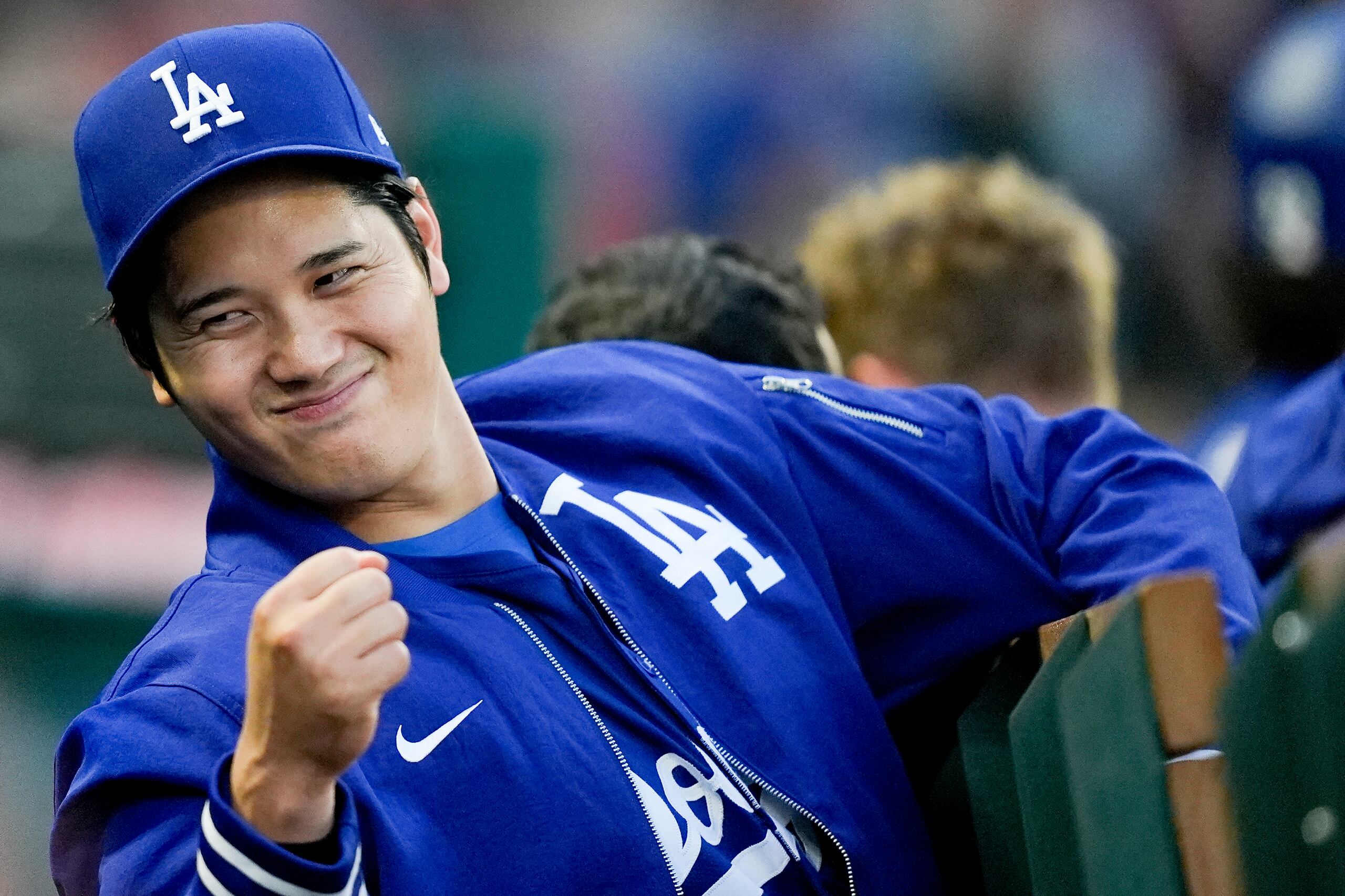 Shohei Ohtani, bateador designado de los Dodgers de Los Ángeles, festeja en el dugout durante un juego de pretemporada ante los Angelinos de la misma ciudad, el martes 26 de marzo de 2024.