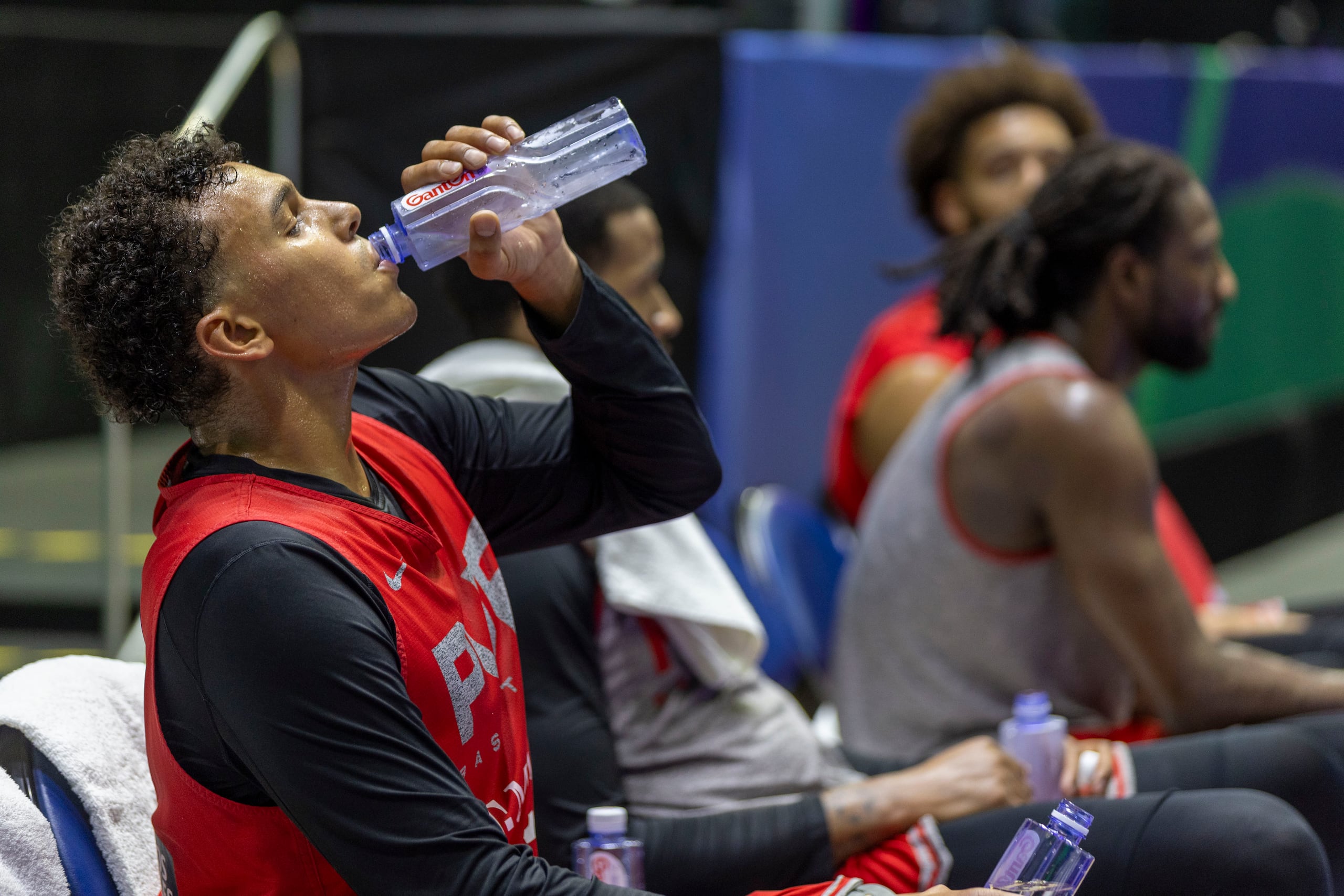 Justin Reyes aparece aquí tomando una botella de agua para hidratarse luego de esforzarse en el entrenamiento.