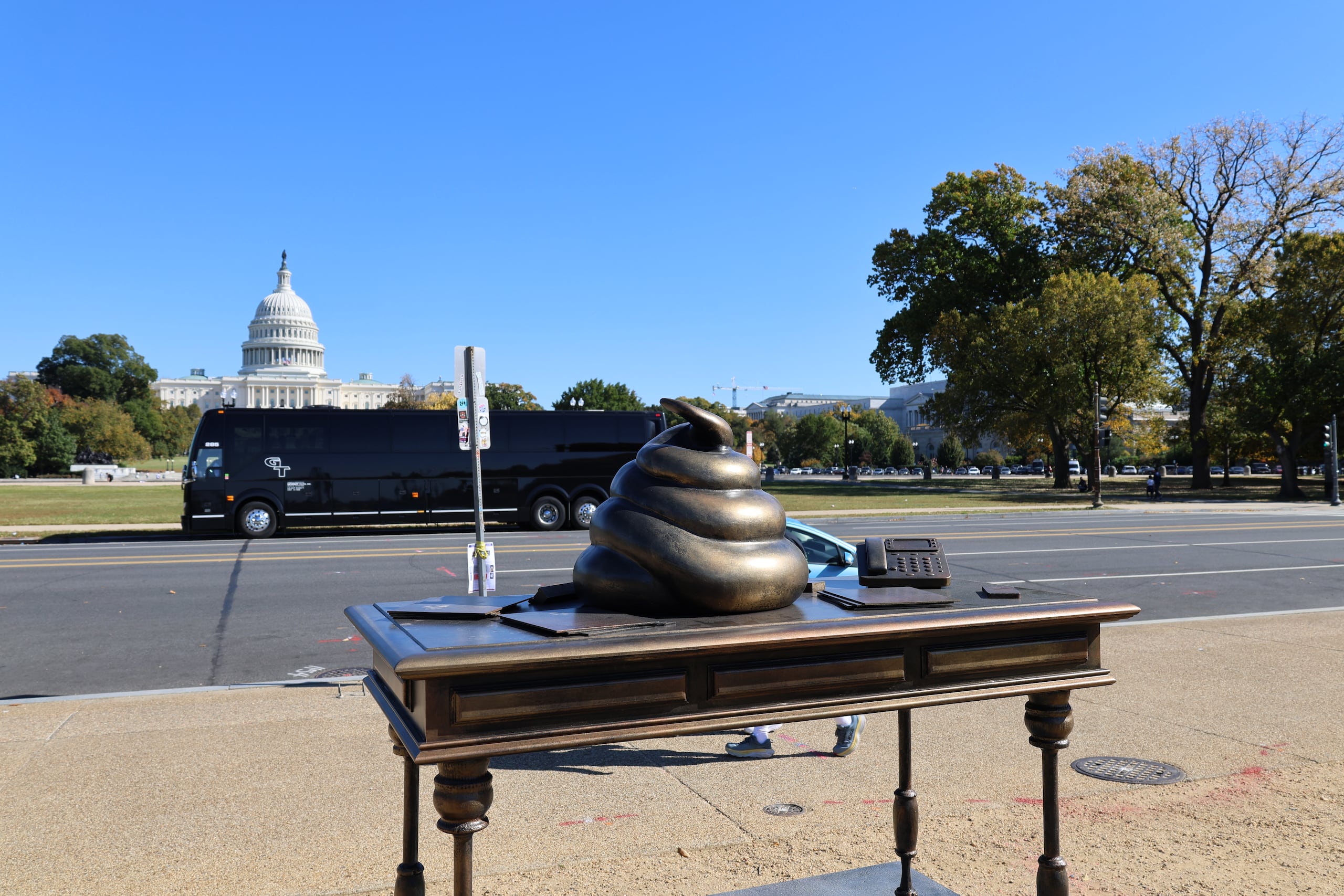 El monumento fue colocado durante la mañana de este jueves en la Explanada Nacional de la capital estadounidense, frente al Capitolio.