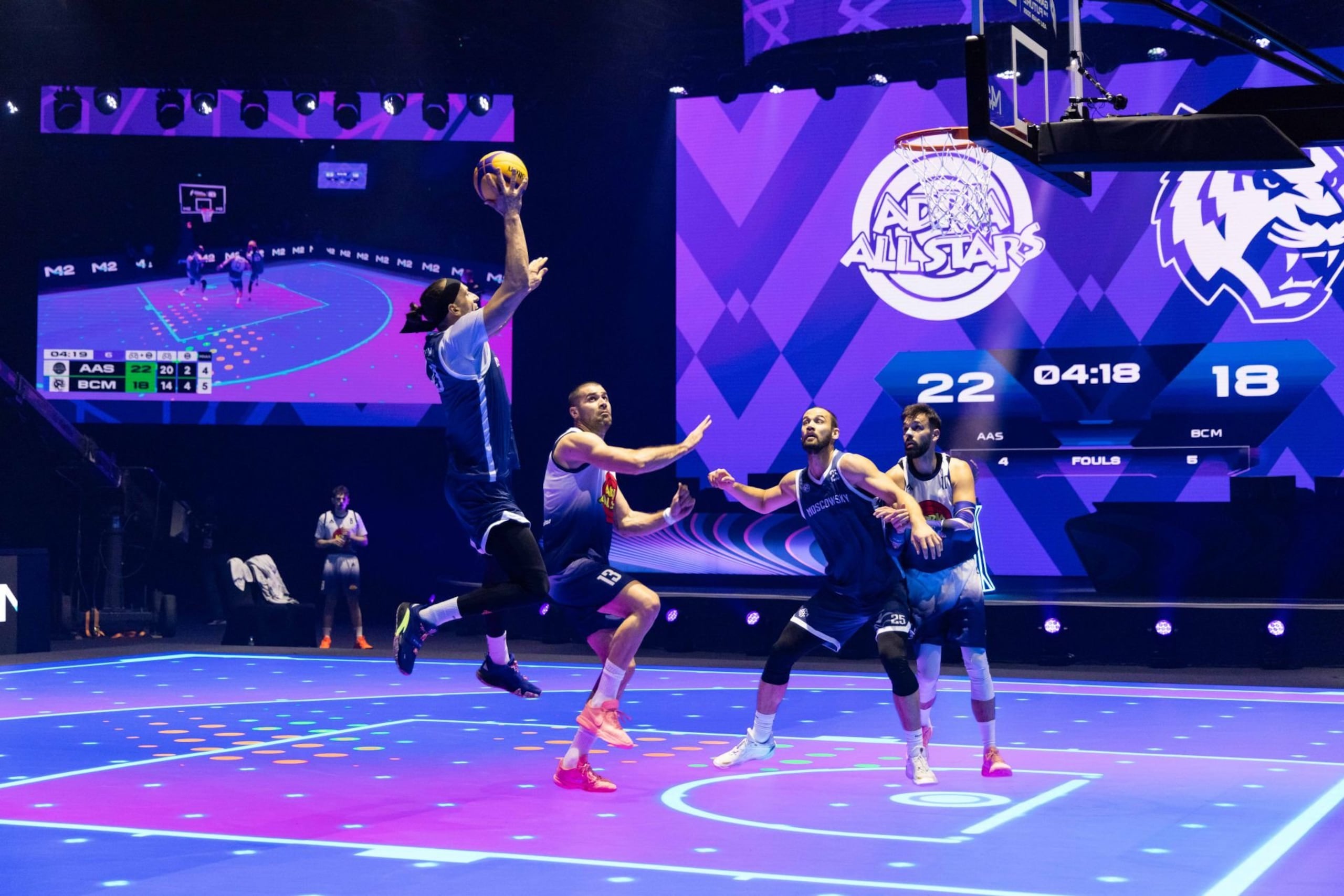 En NBA 2K, los equipos juegan una partida 2 contra 2, pero luego se trasladan directamente a una cancha física.