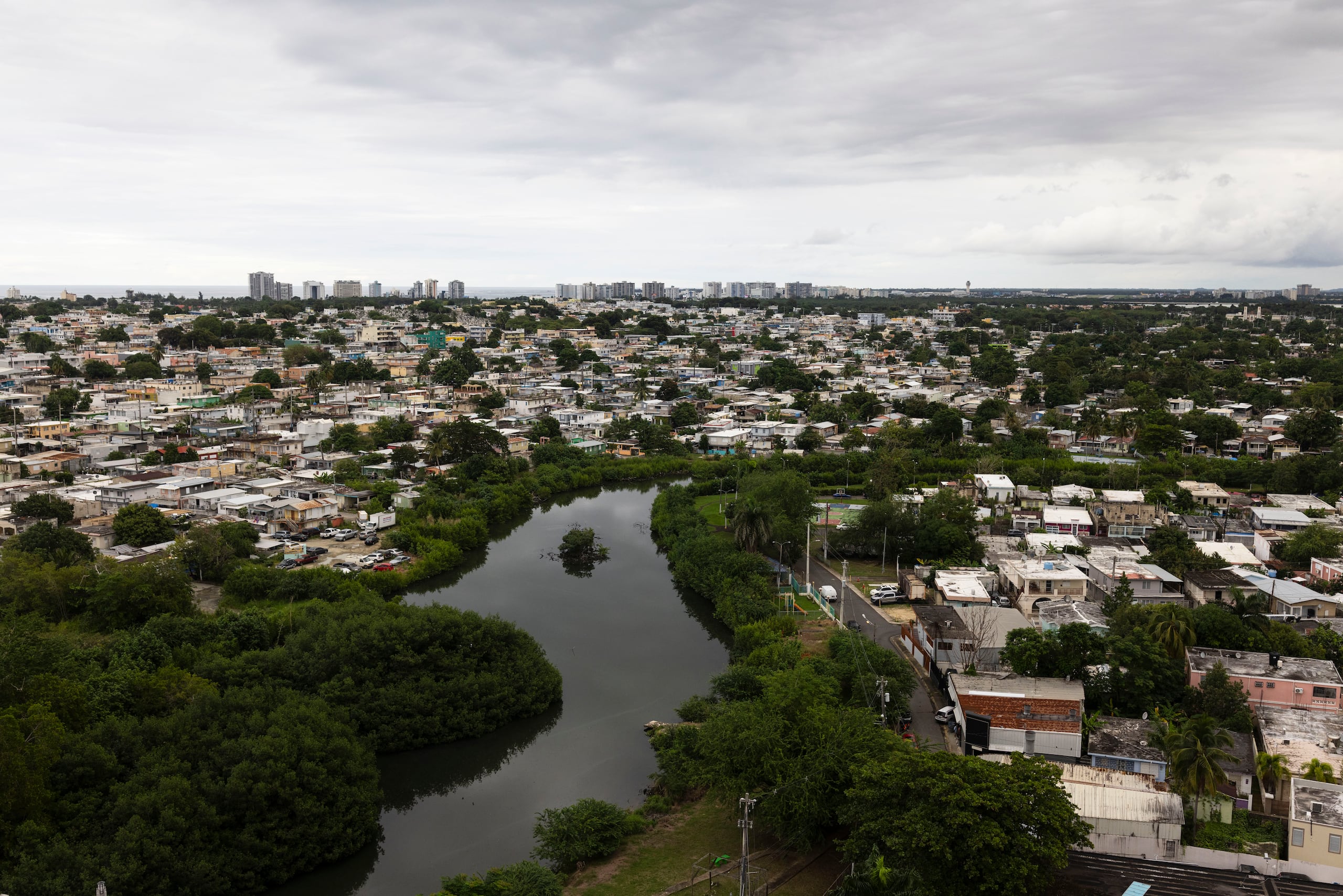 Vista parcial de comunidades aledañas al Caño Martín Peña.