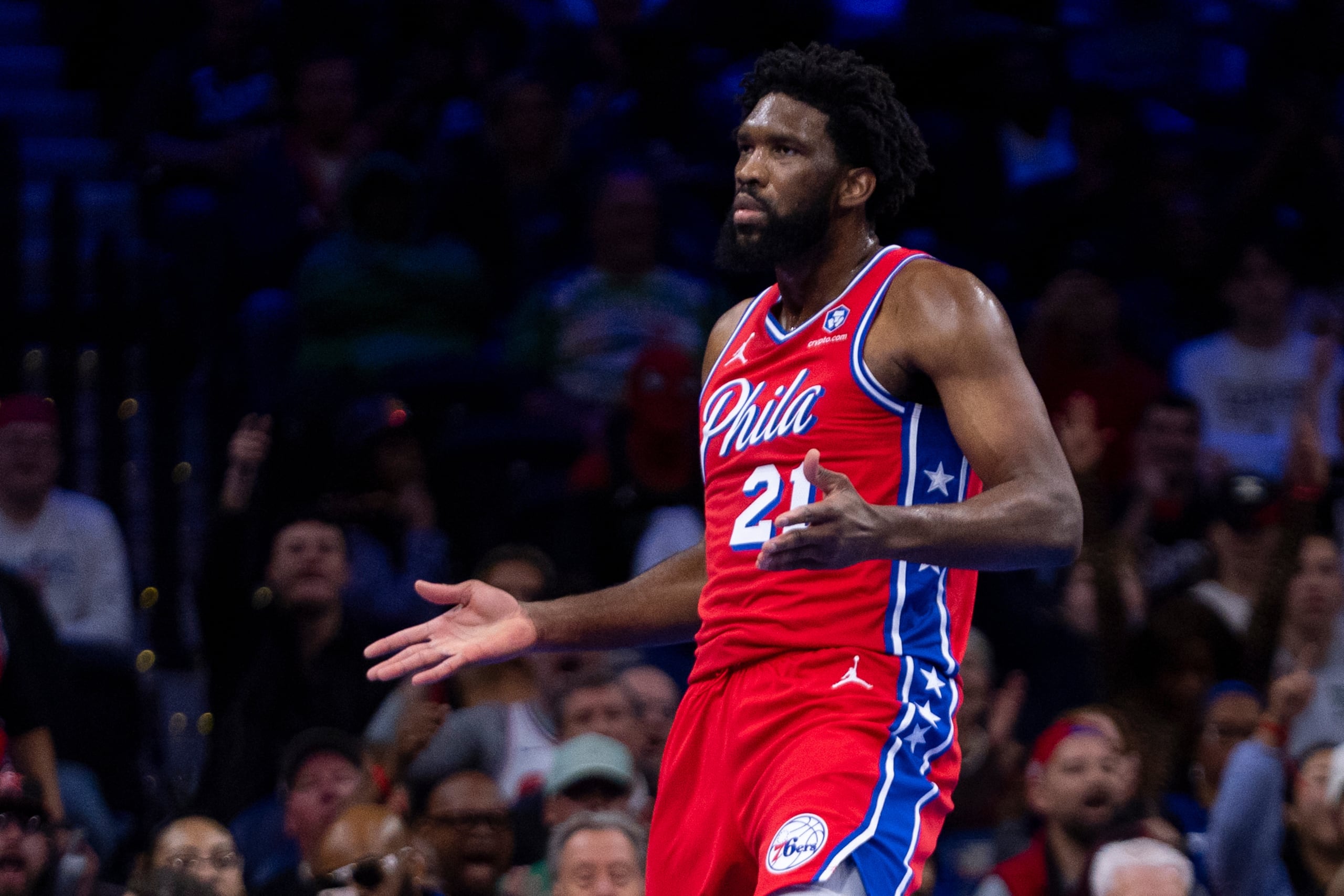 Joel Embiid, pívot de los 76ers de Filadelfia, reacciona después de una canasta y una falta durante la primera mitad de un juego de baloncesto de la Copa NBA contra los Celtics de Boston.
