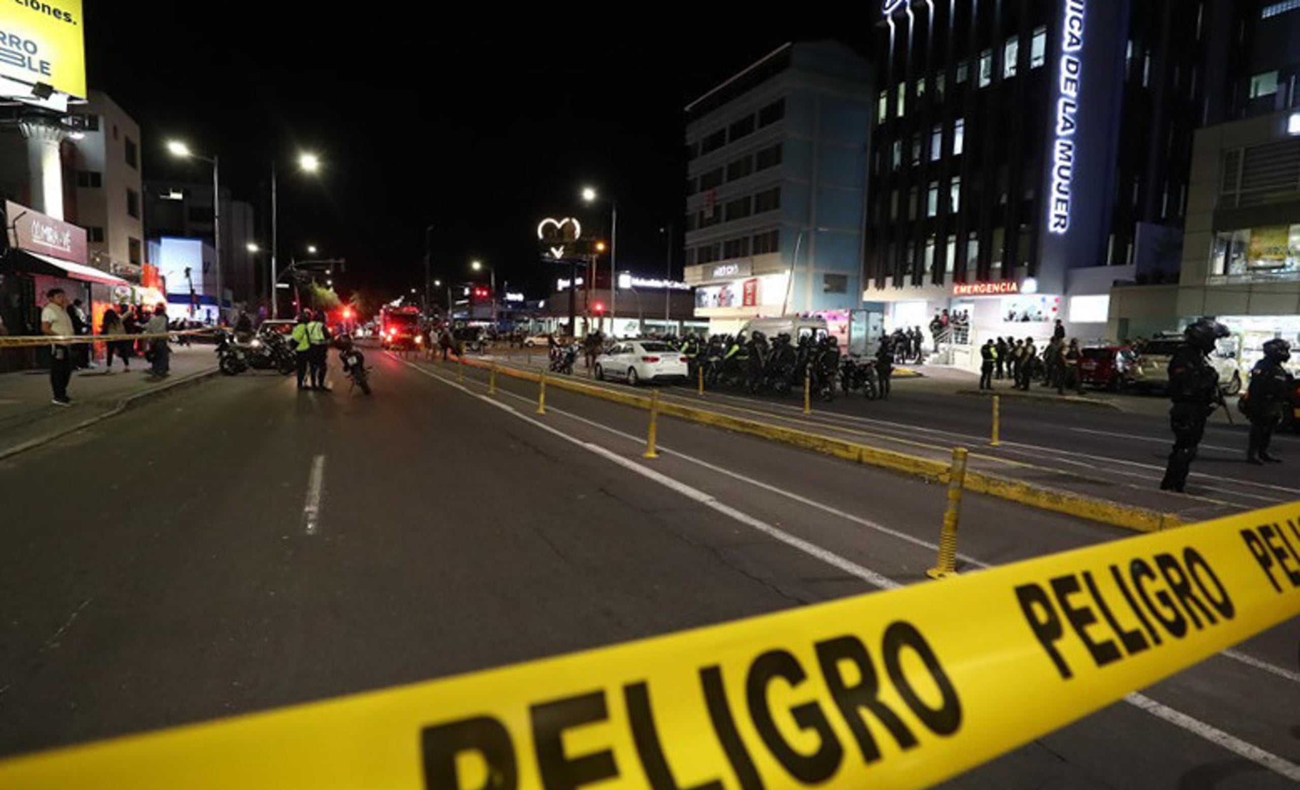 La policía local dijo que los atacantes llegaron en un taxi y dos motocicletas y abrieron fuego contra el bar.