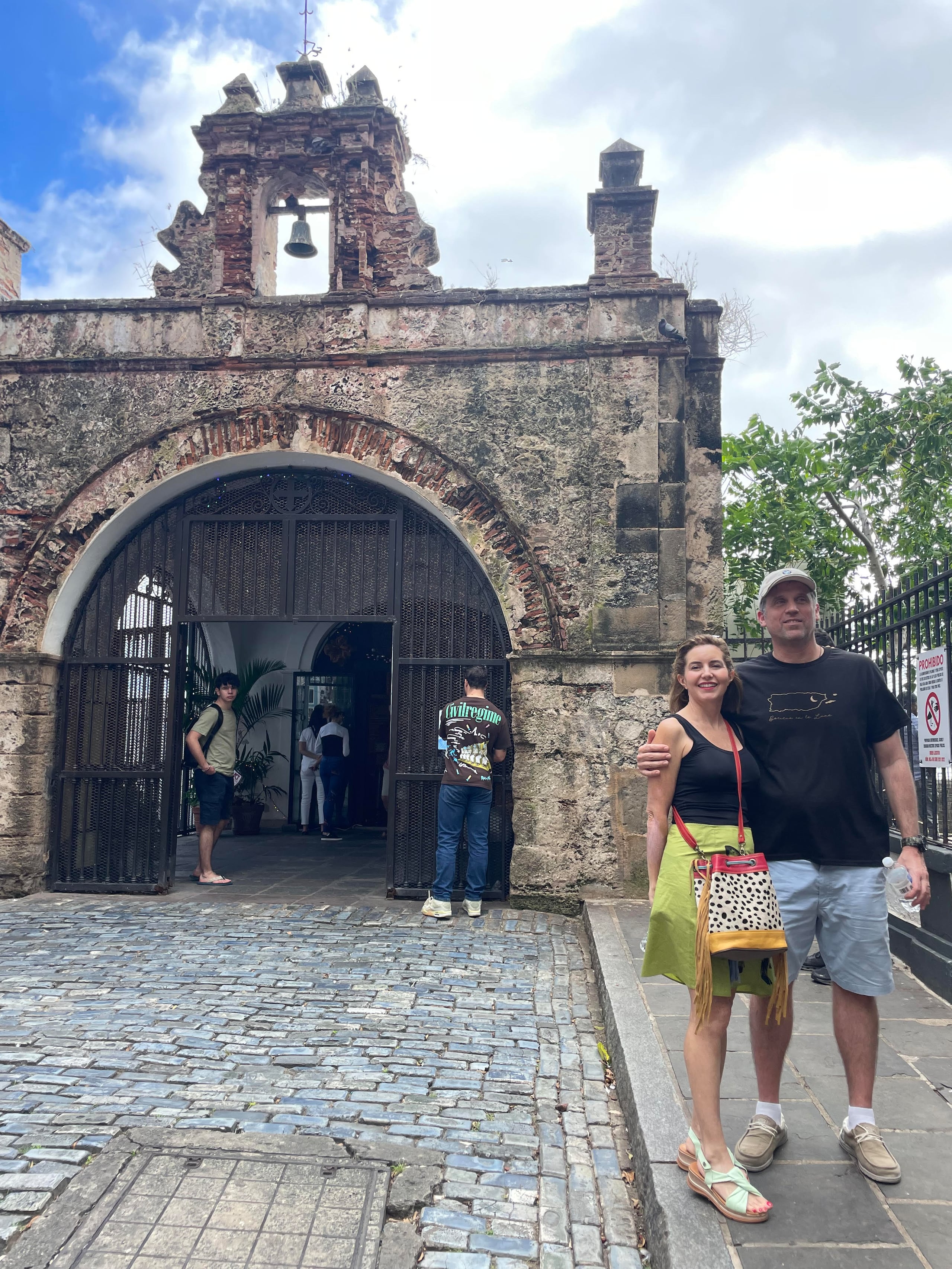 Maripili Rivera y su esposo Iván Rodrigo durante la primera visita de Rodrigo a Puerto Rico.