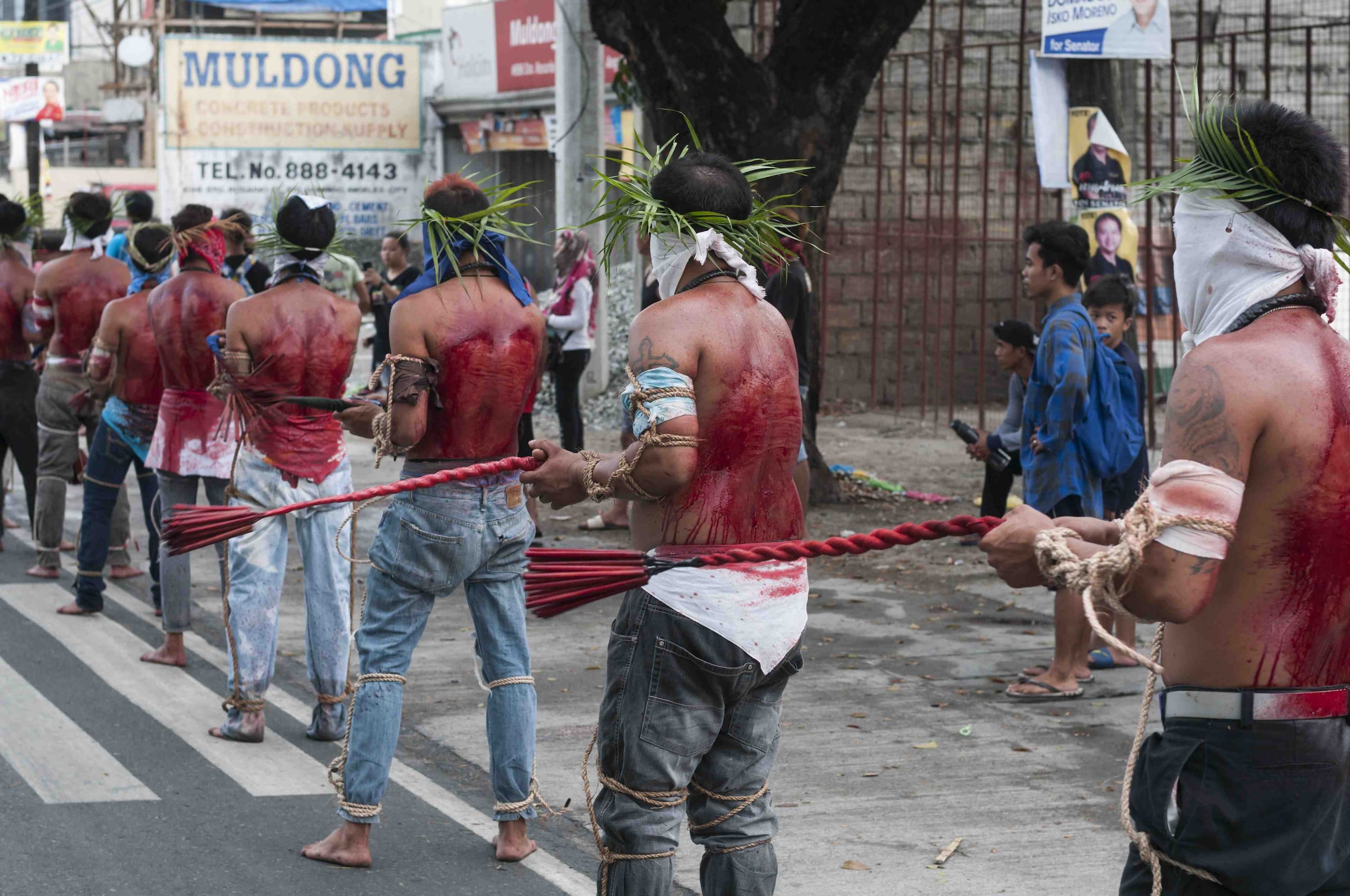 La Semana Santa en Filipinas se celebra con procesiones en las calles en las que algunos devotos se flagelan hasta verter la sangre en sus espaldas y otros son crucificados, con el objetivo de vivir los mismos dolores de Cristo. (EFE)