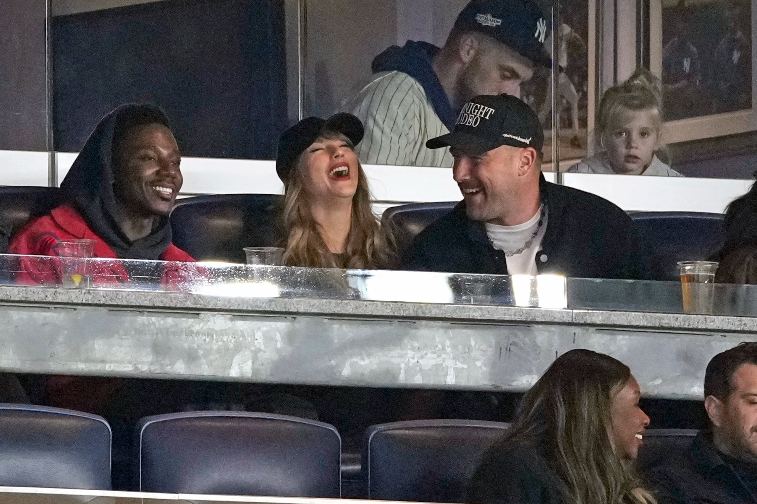 Taylor Swift y Travis Kelce son vistos aquí pasándola bien durante el primer encuentro de la Serie de Campeonato de la Liga Americana ayer.