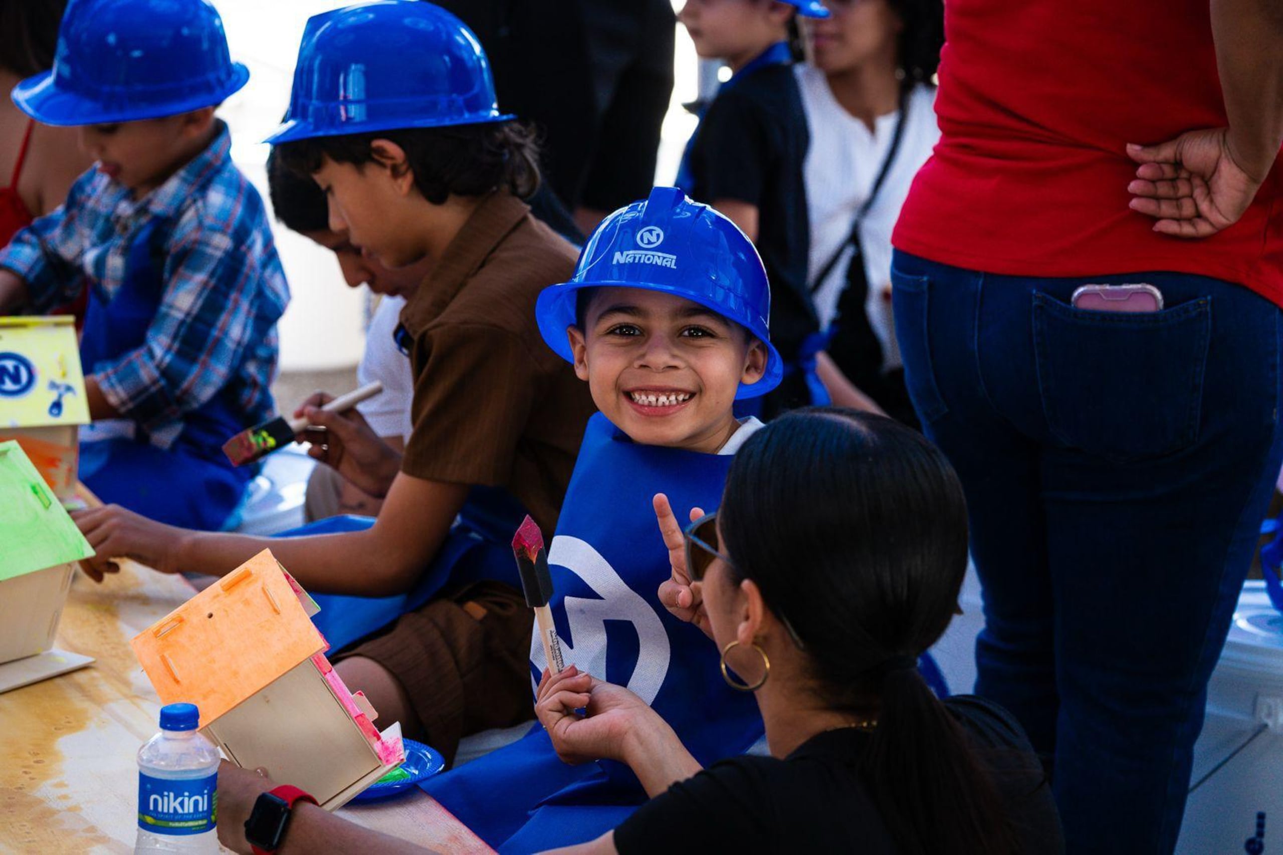 Kids at Work busca fomentar la unión familiar y la creatividad en sus talleres de actividades manuales.