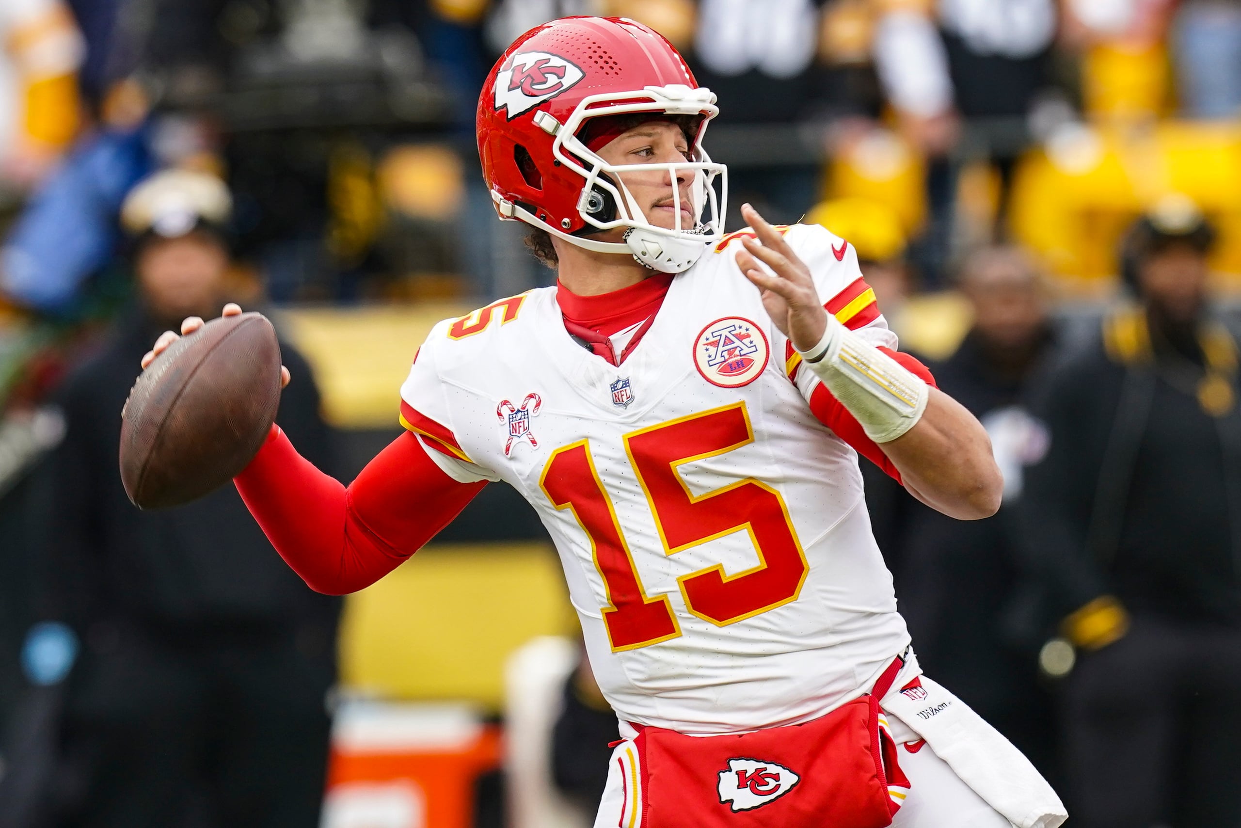 Patrick Mahomes, quaterback de los Chiefs de Kansas City, busca realizar un pase frente a los Steelers de Pittsburgh.