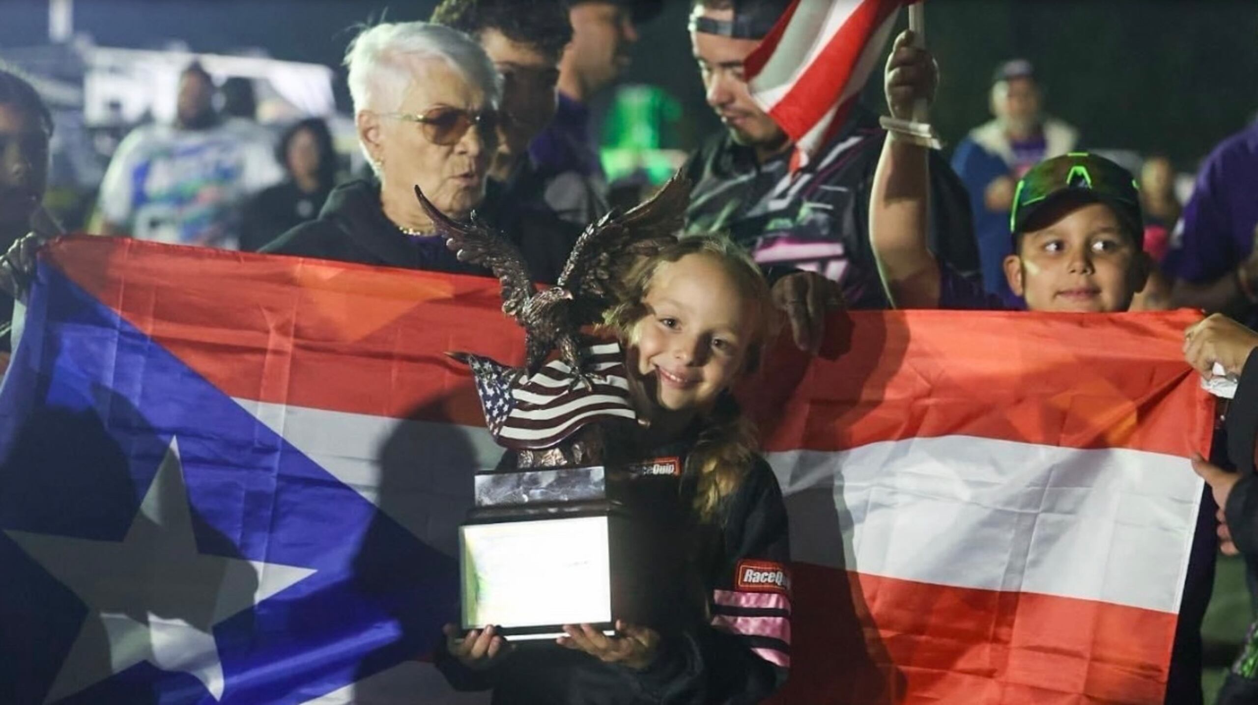 La pilota puertorriqueña Mikaela Moreau Colón sujeta el campeonato de la categoría Jr. Dragster del World Sport Compact Challenge XIII en Orlando, Florida.