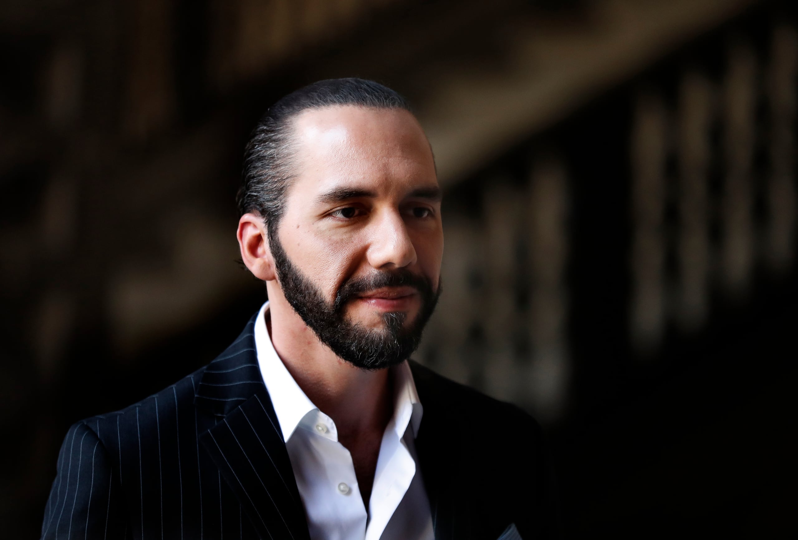 De acuerdo con diversas encuestas publicadas recientemente, Nayib Bukele mantiene altos índices de popularidad, principalmente por la reducción de la violencia y el combate a las pandillas, pero con crecientes demandas en materia económica por parte de la población.