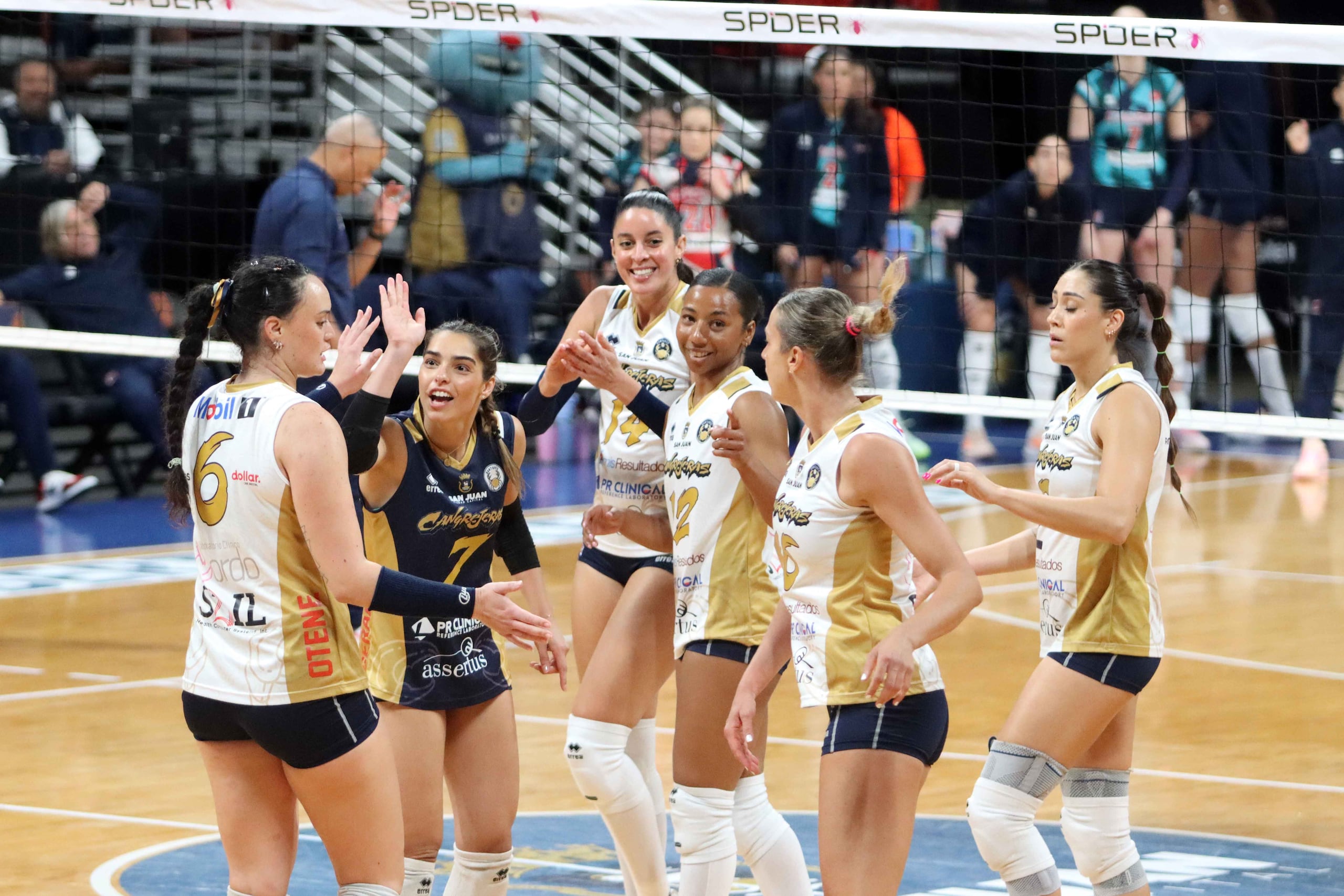 Las Cangrejeras de Santurce celebran durante un juego de la temporada 2026 de la LVSF.