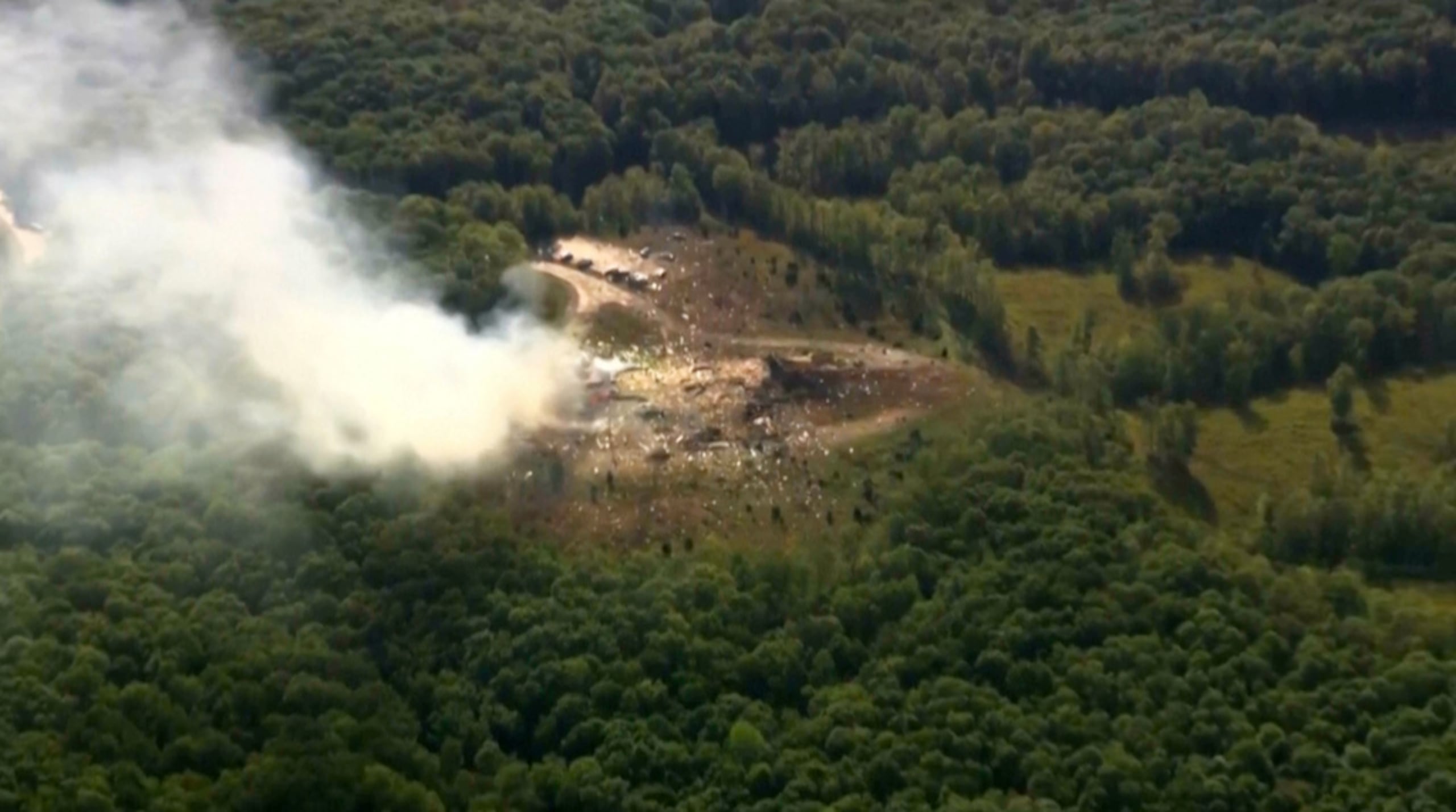 El humo llena el aire mientras escombros cubren el suelo y los vehículos después de que una potente explosión sacudiera una planta militar de fabricación de explosivos en el condado de Hickman, Tennessee, el 10 de octubre de 2025.