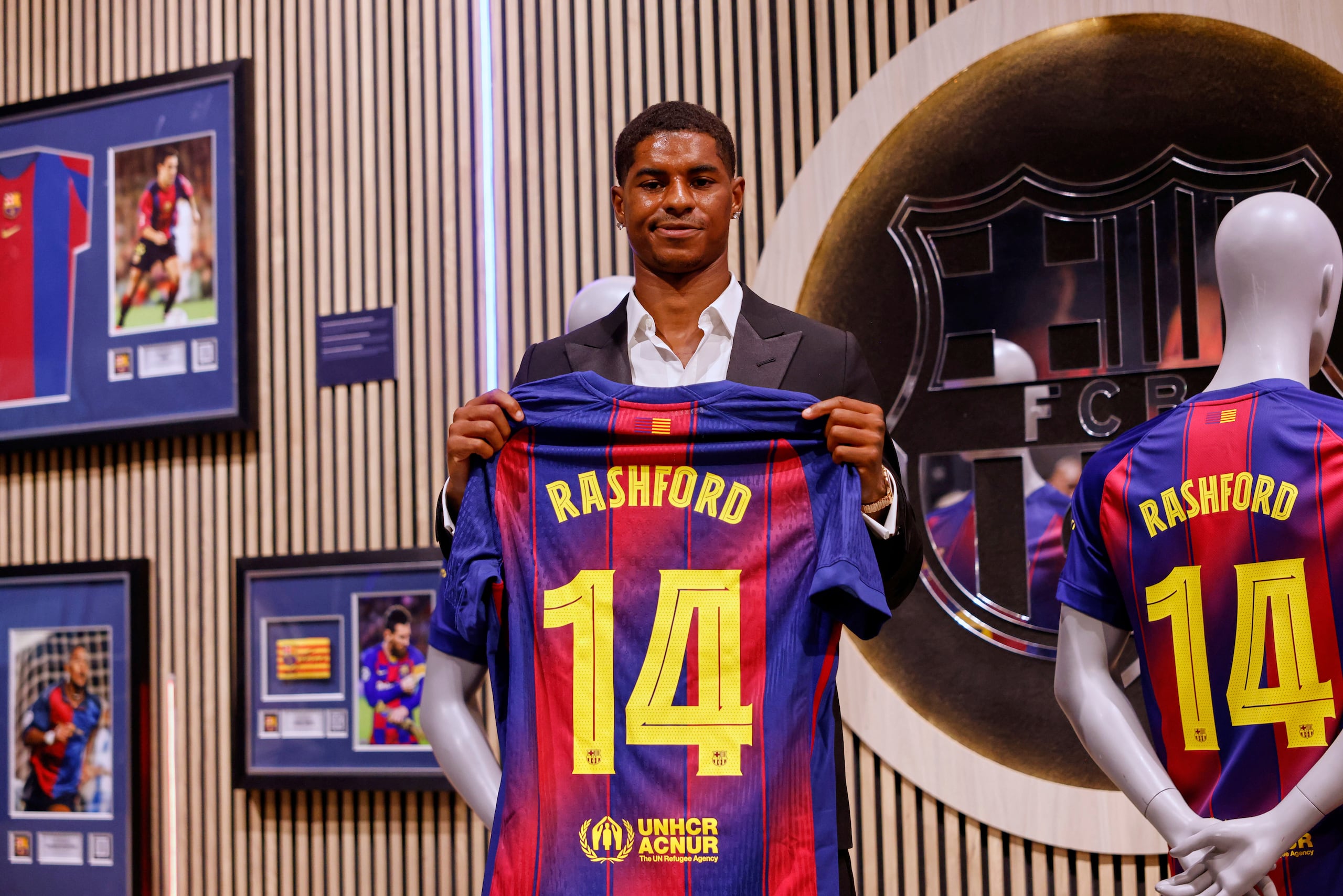 Marcus Rashford posa con la camiseta del Barcelona tras su presentación como jugador azulgrana.