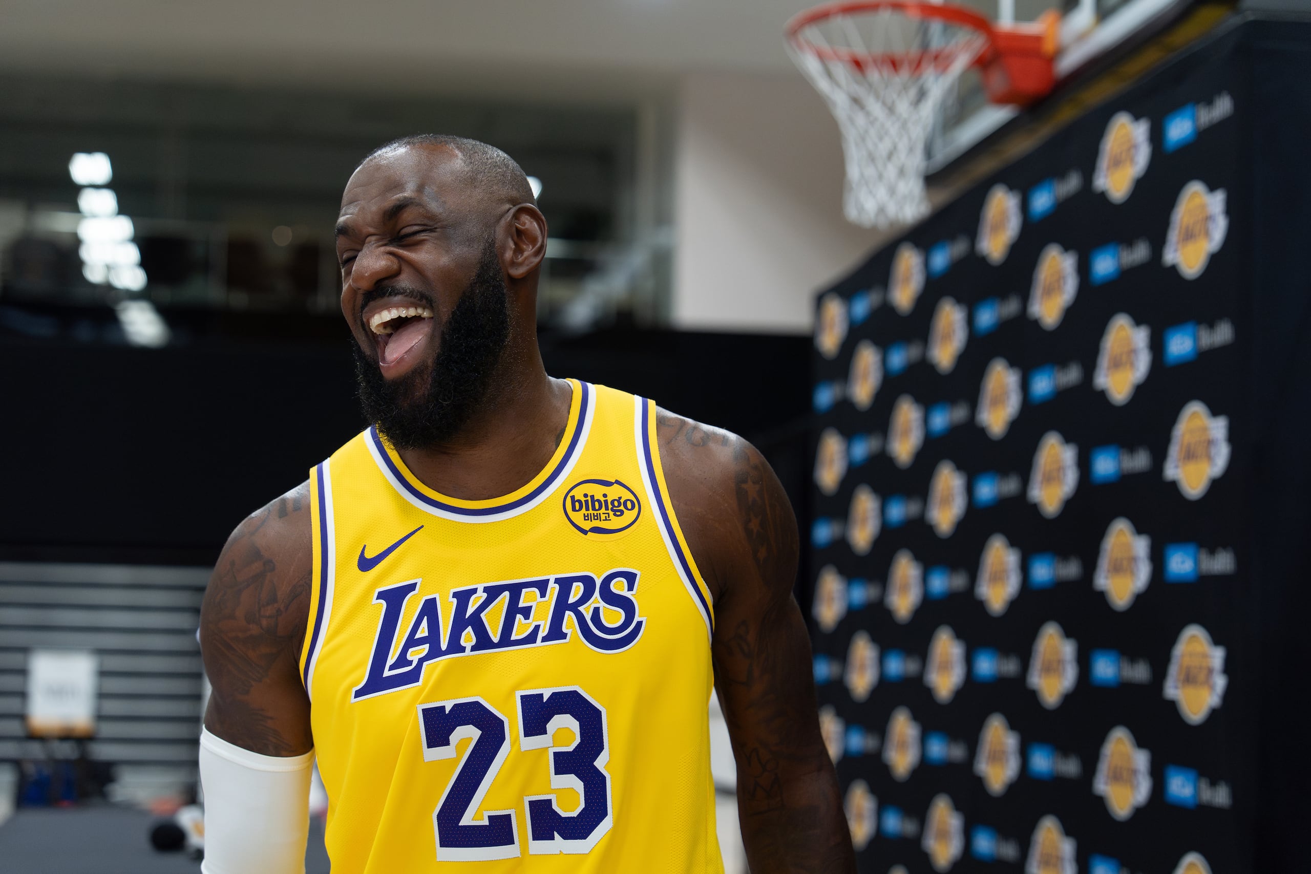 LeBron James sonríe durante la sesión de medios del equipo en los pasados días.