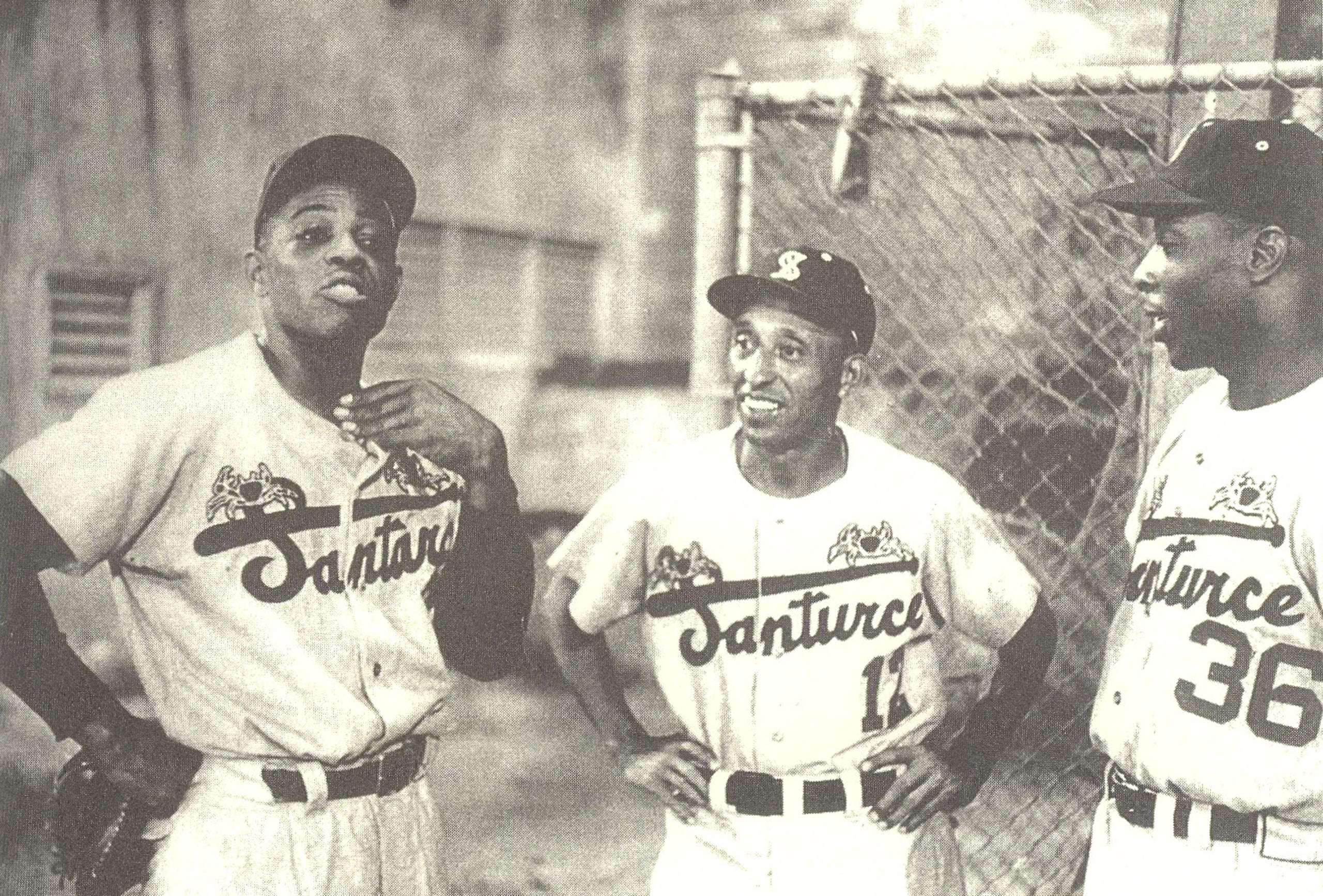 Willie Mays jugó en Puerto Rico en la temporada del 1954-55, siendo parte del Escuadrón del Pánico. En la foto aparece junto a Dick Seay y Bob Thurman. (Fotos de Jorge Colón Delgado)