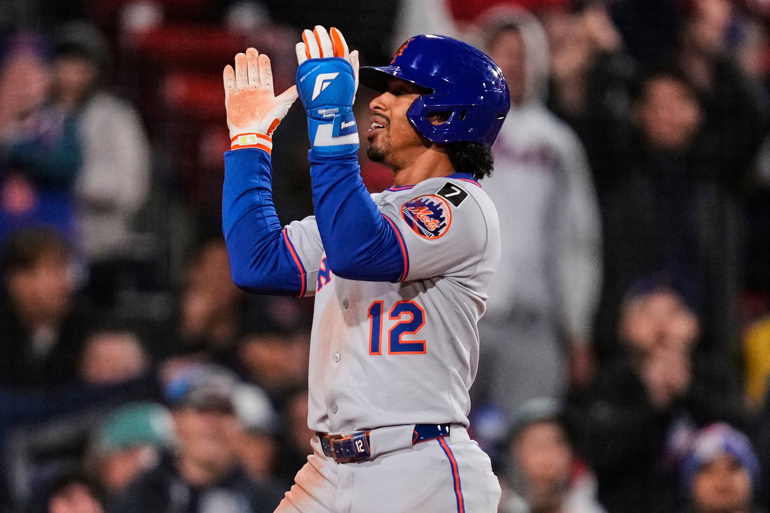Francisco Lindor celebra su cuadrangular solitario.