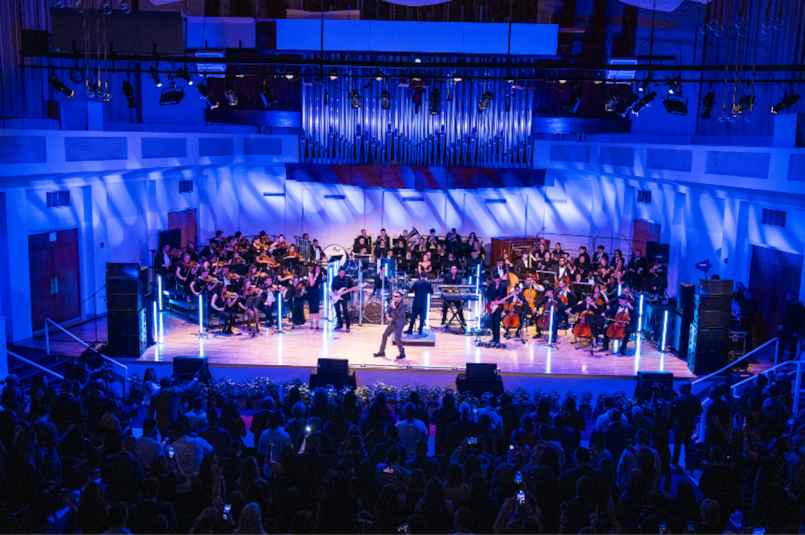 El intérprete estuvo acompañado de 78 jóvenes músicos y del conductor de la magistral orquesta.