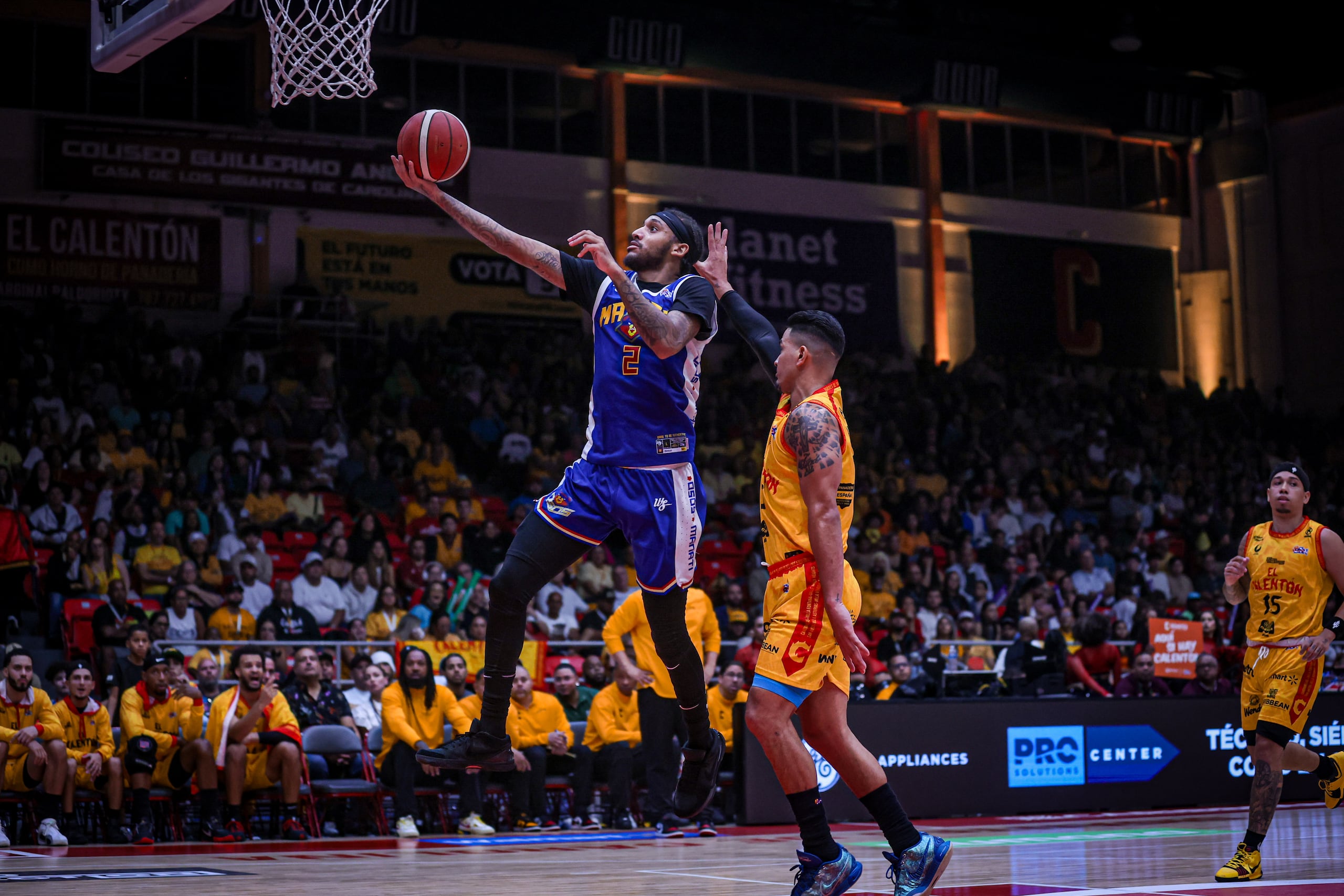 Alexander Morales, de los Osos de Manatí, ataca el canasto durante el primer juego de las semifinales del BSN contra los Gigantes de Carolina.