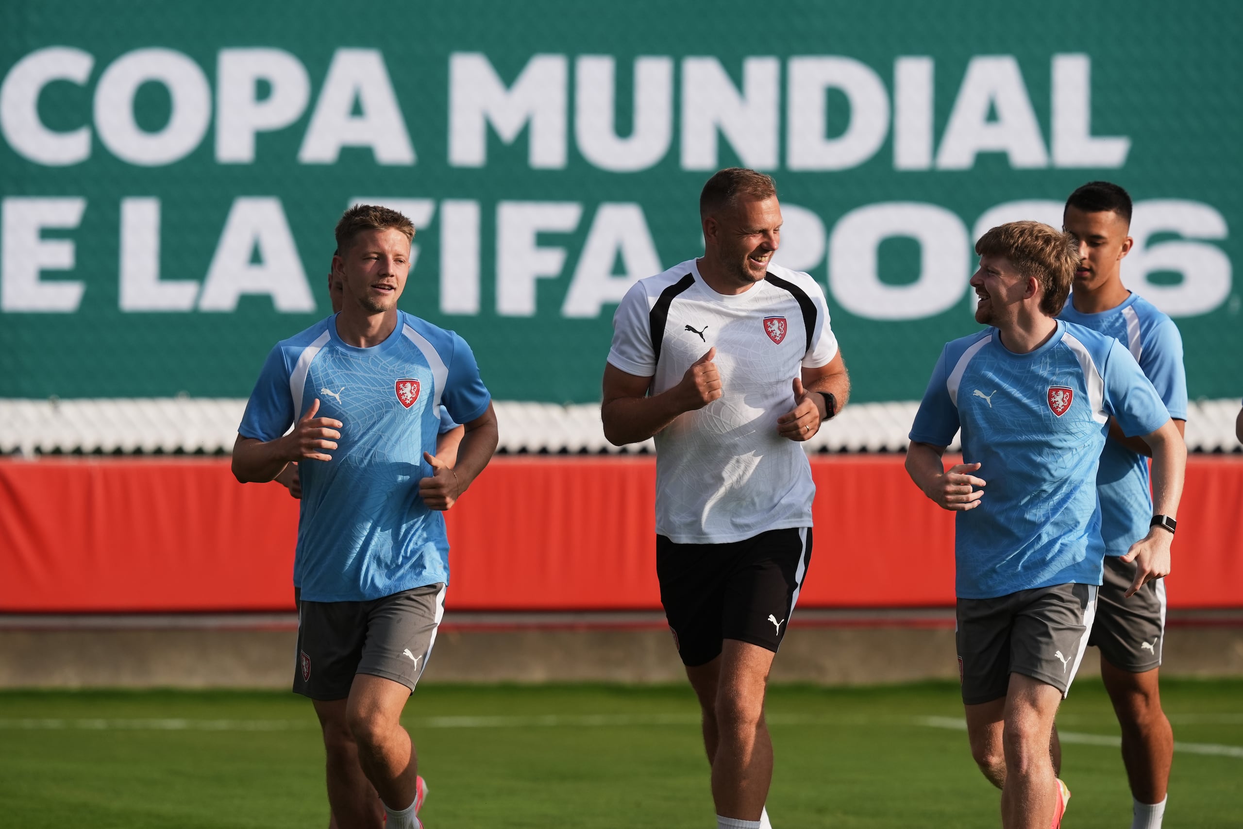 Jugadores de la República Checa entrenan para su partido de esta noche ante Corea del Sur en Guadalajara.