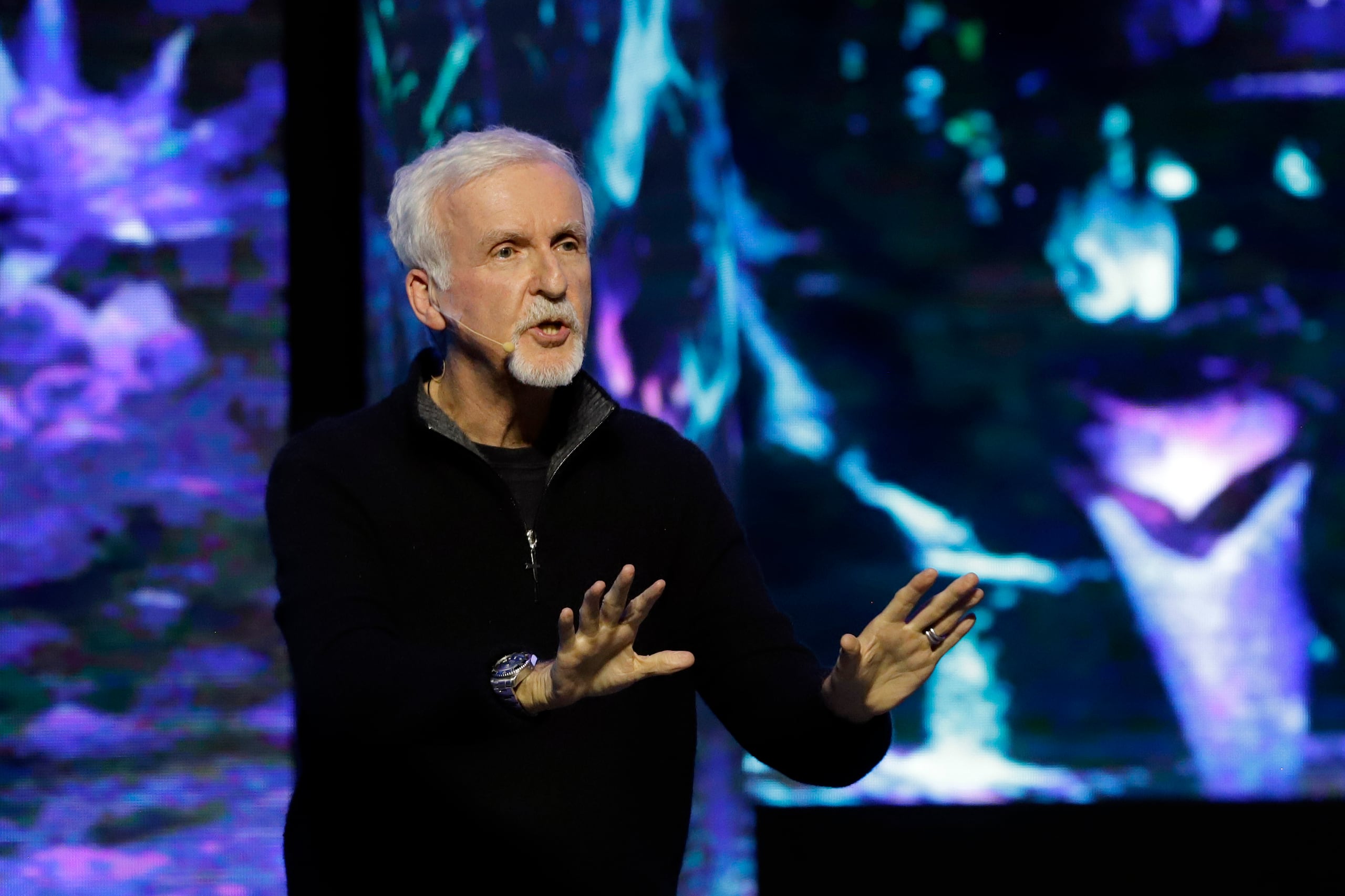 El cineasta y explorador canadiense James Cameron habla durante el primer día de actividades del Festival Internacional de las Ideas hoy, en Puebla (México). EFE/ Hilda Ríos