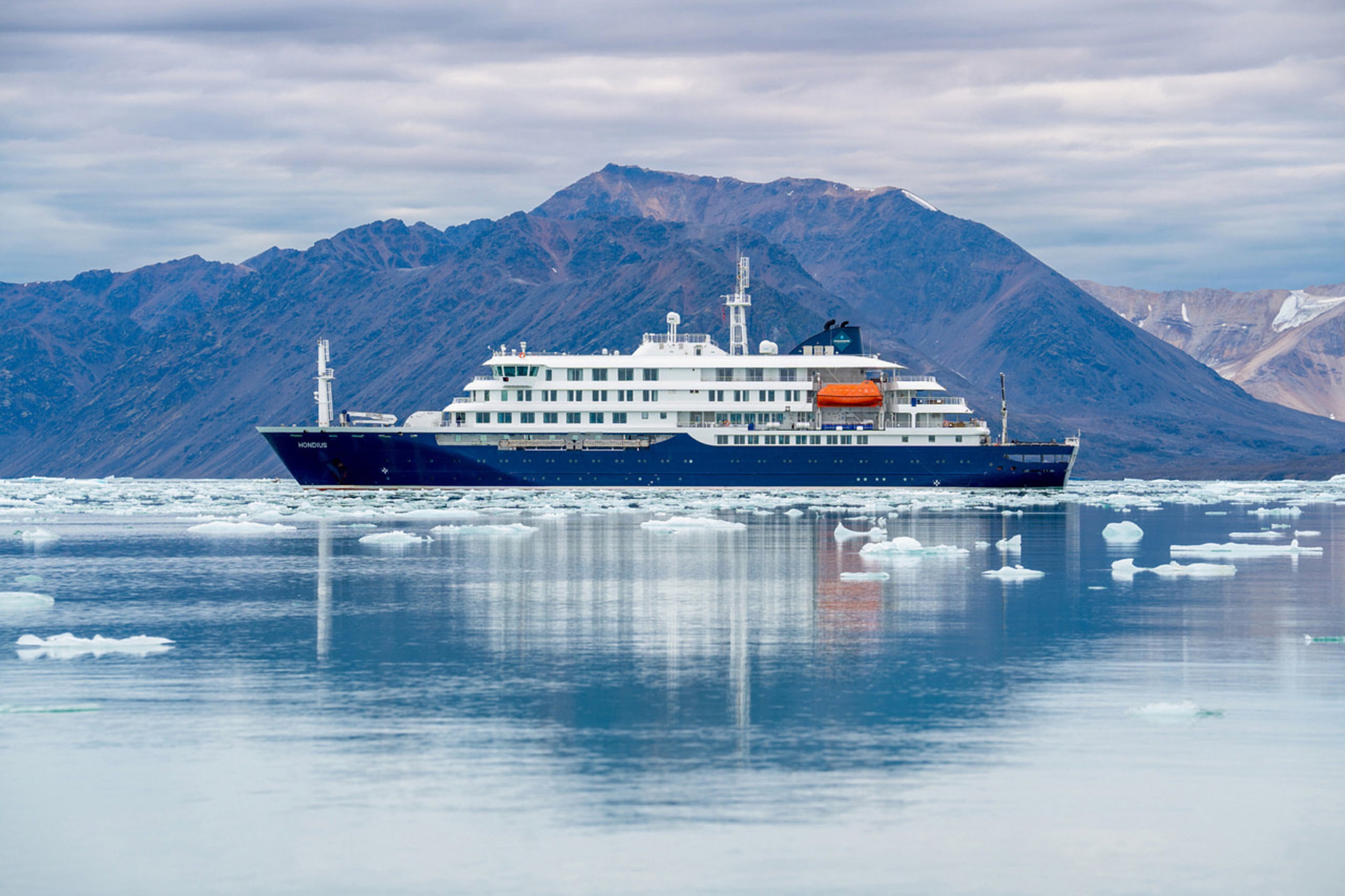 Foto no fechada entregada por Oceanwide Expeditions que muestra al barco m/v Hondius, en el mar. (Oceanwide Expeditions via AP)