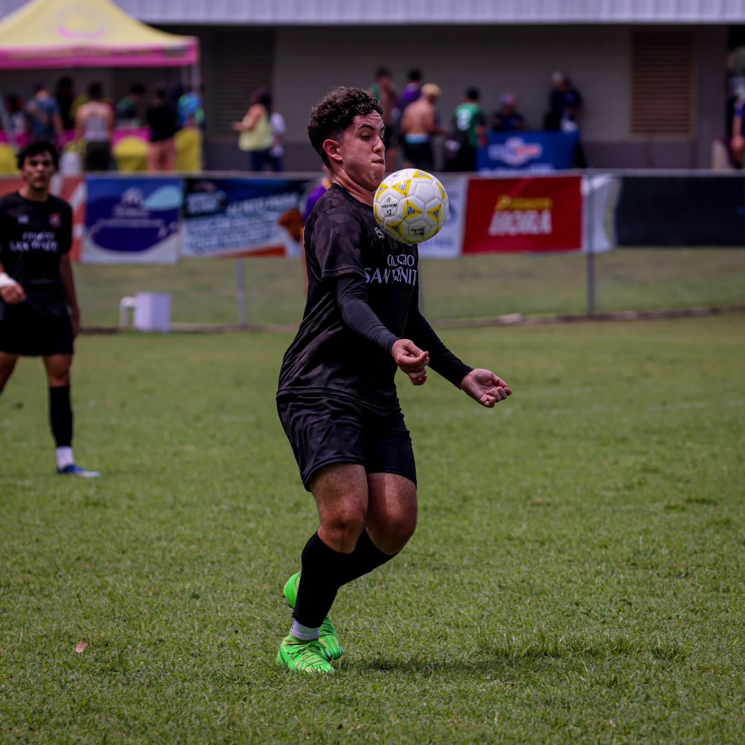 Ian Tapia, del Colegio San Benito de Mayagüez, baja el balón durante el juego contra el Colegio Ponceño.