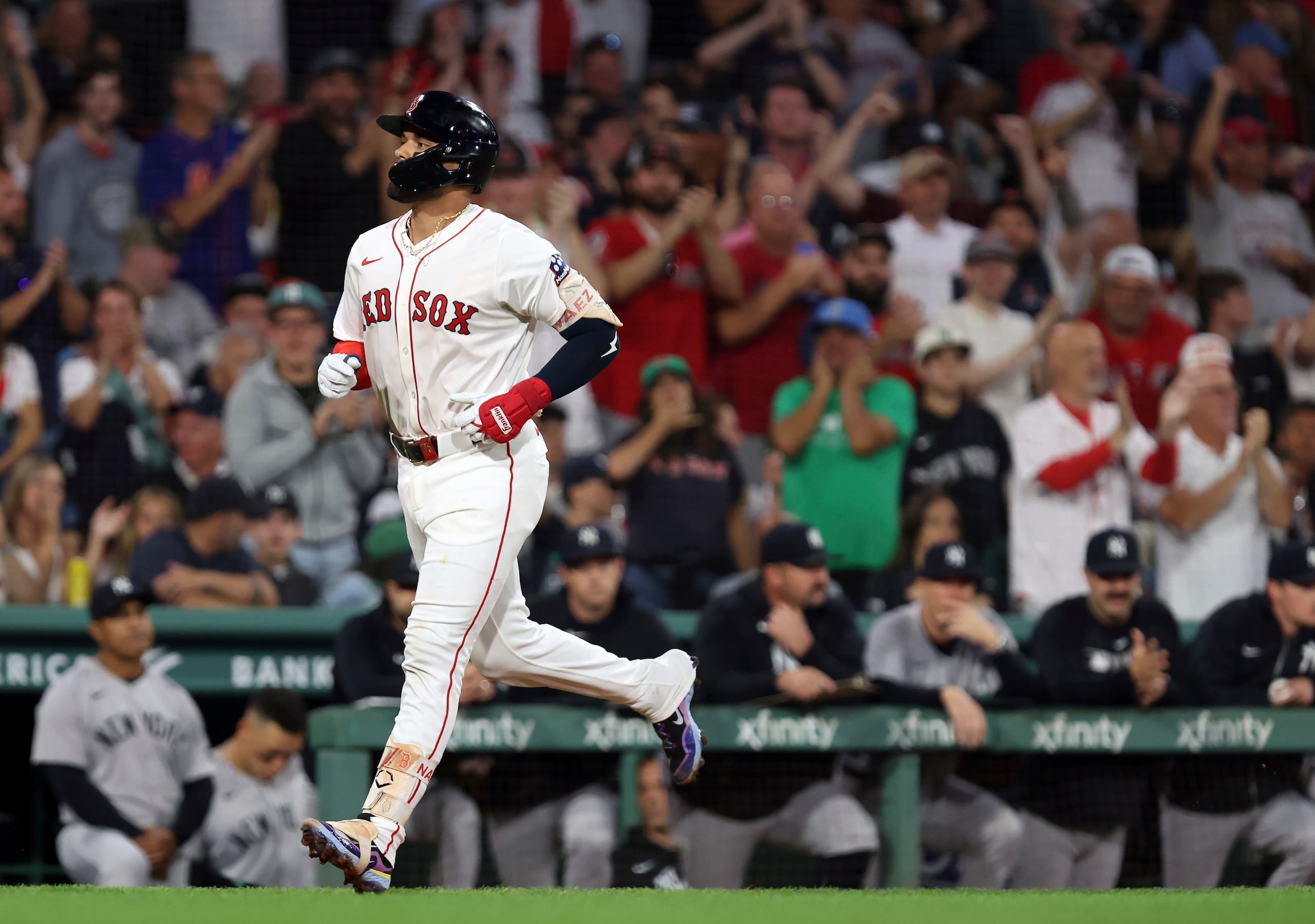Carlos Narváez, de los Medias Rojas de Boston, se dirige al plato después de conectar un jonrón solitario en la parte baja de la primera entrada frente a los Yankees de Nueva York.