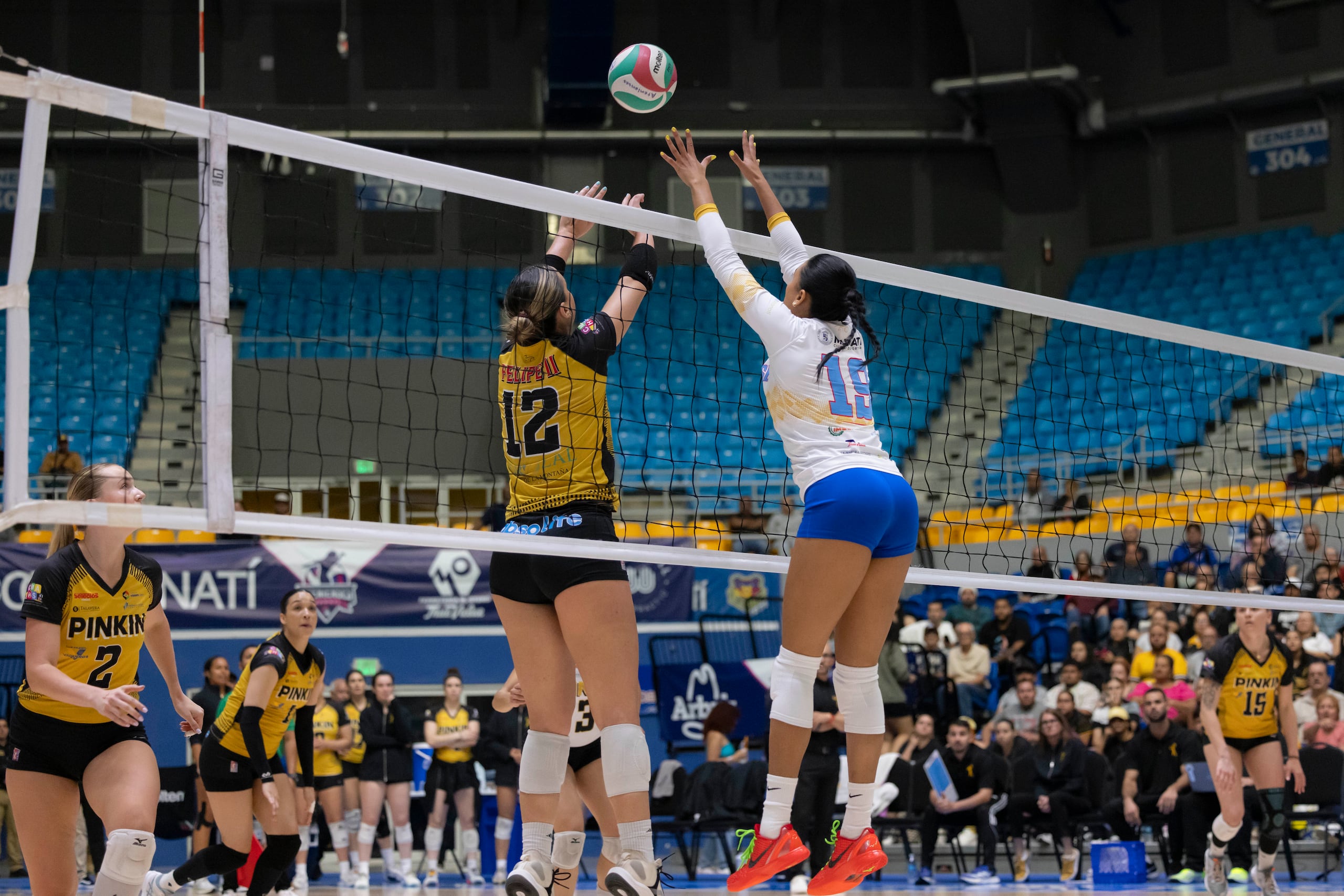 Karla Santos intenta bloquear un ataque de las Pinkin de Corozal durante el cuarto juego de la Semifinal B de la LVSF.