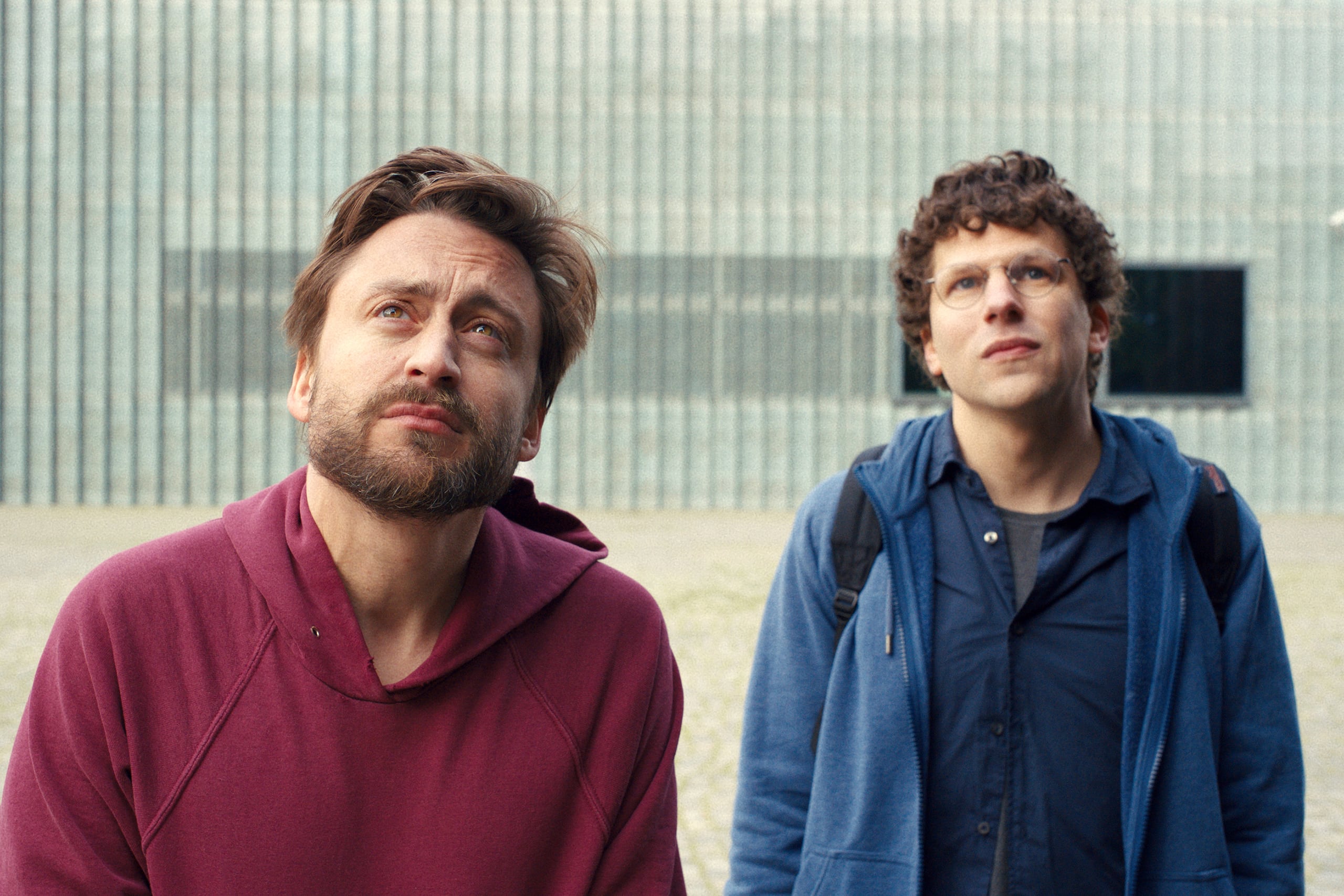 Esta imagen proporcionada por Searchlight Pictures muestra a Kieran Culkin, izquierda, y Jesse Eisenberg en una escena de "A Real Pain". (Searchlight Pictures via AP)