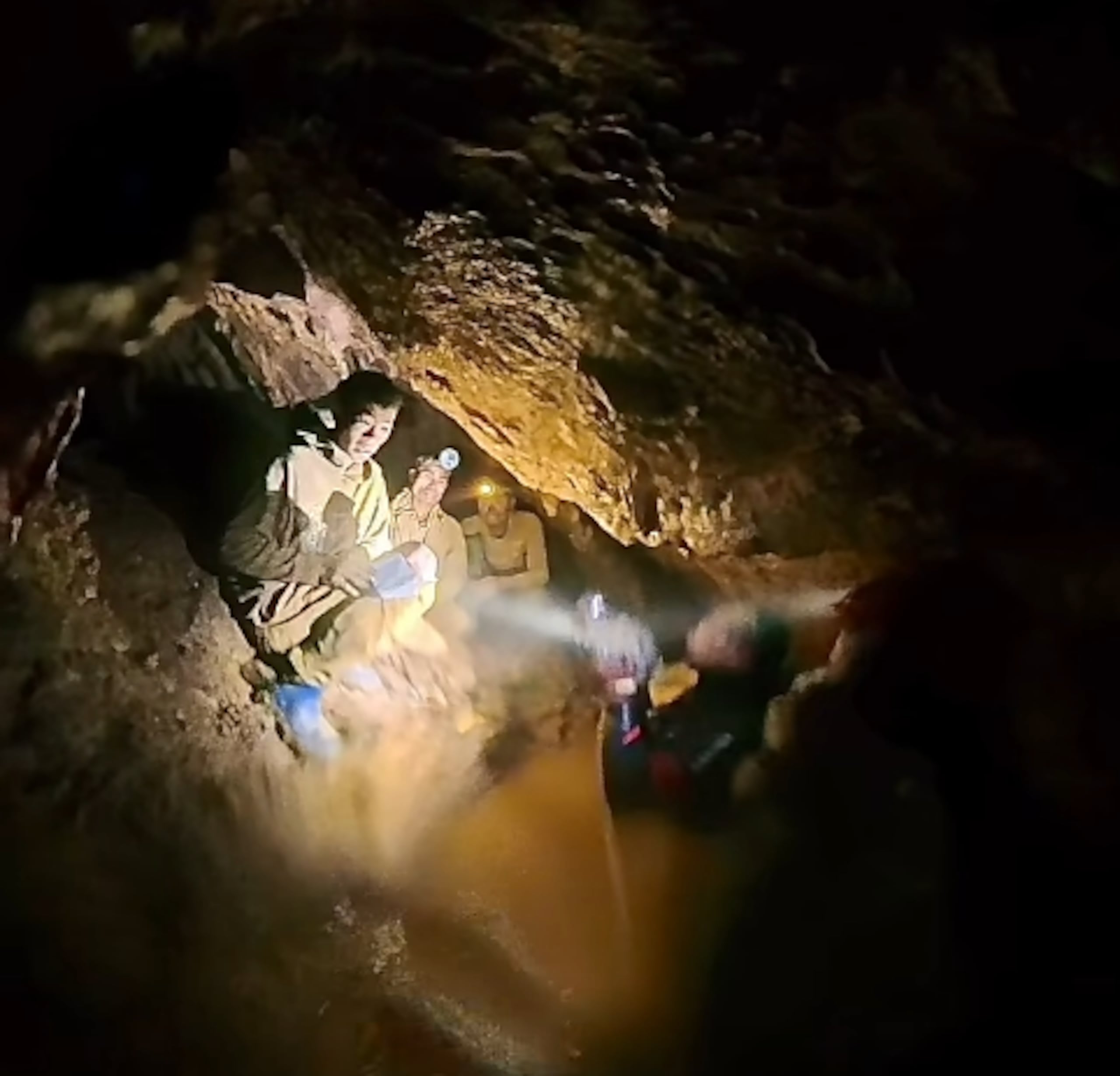 Los atrapados están en aparente buen estado de salud y en una zona elevada cerca del agua que tapona las vías de salida.