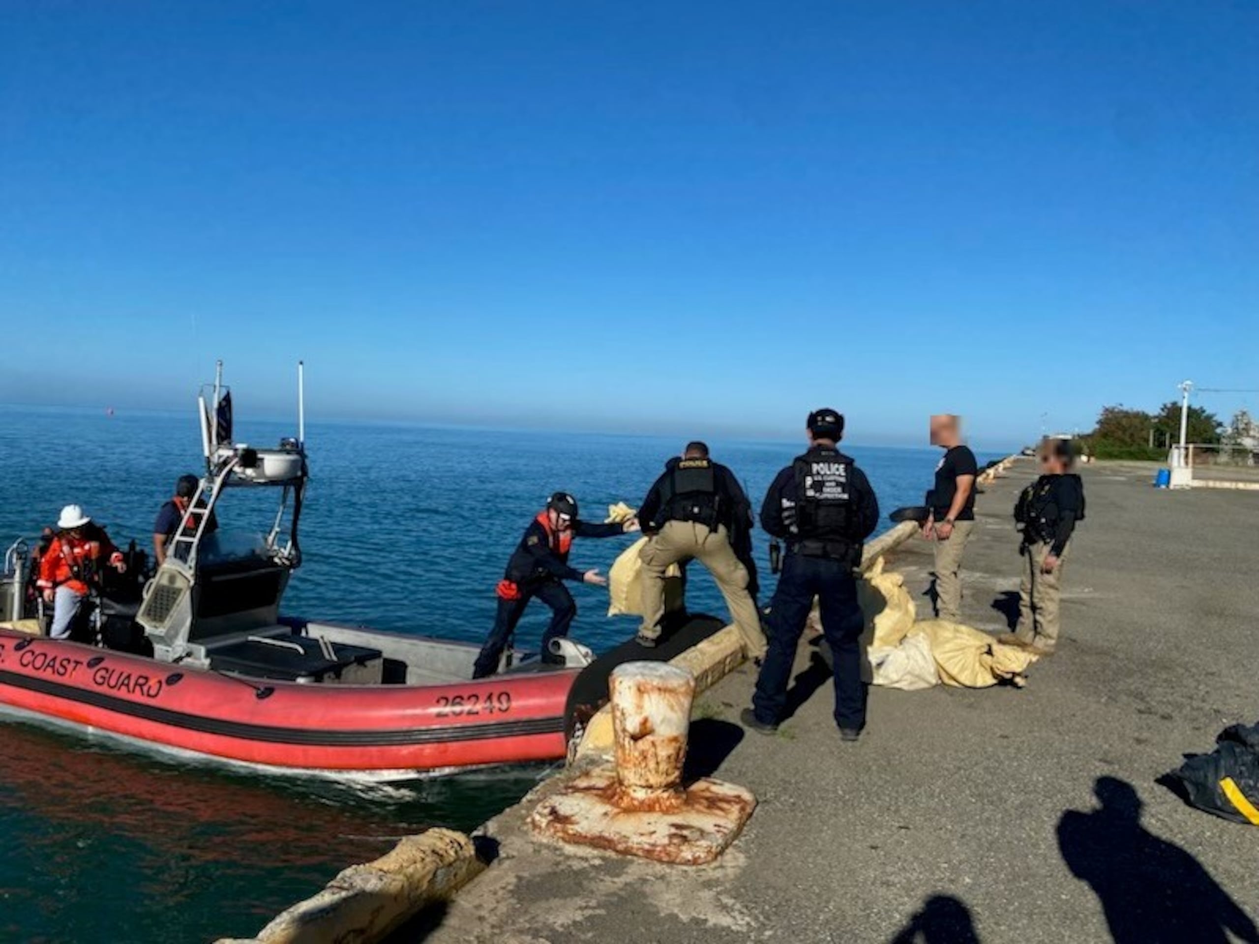 La intervención estuvo a cargo del buque HMS Trent de la Real Marina Británica, en colaboración con la Guardia Costera de los Estados Unidos.