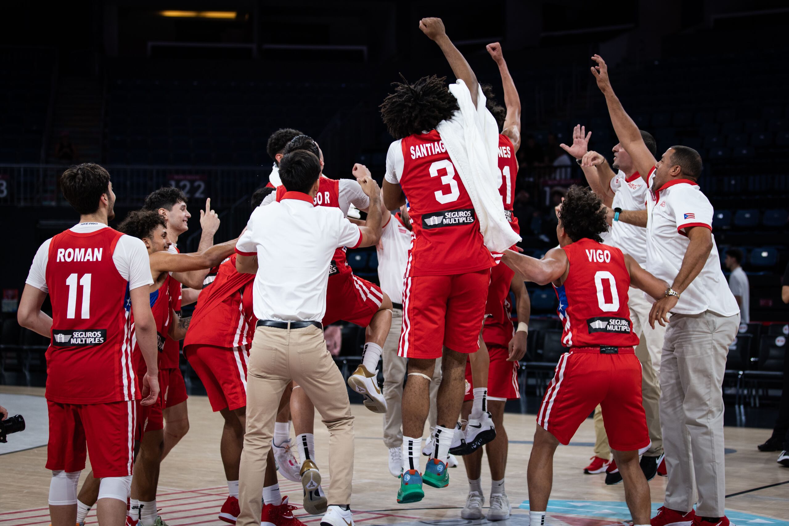 Los integrantes del equipo de Puerto Rico celebran después de vencer a España en la Copa Mundial Sub 17 en Turquía.