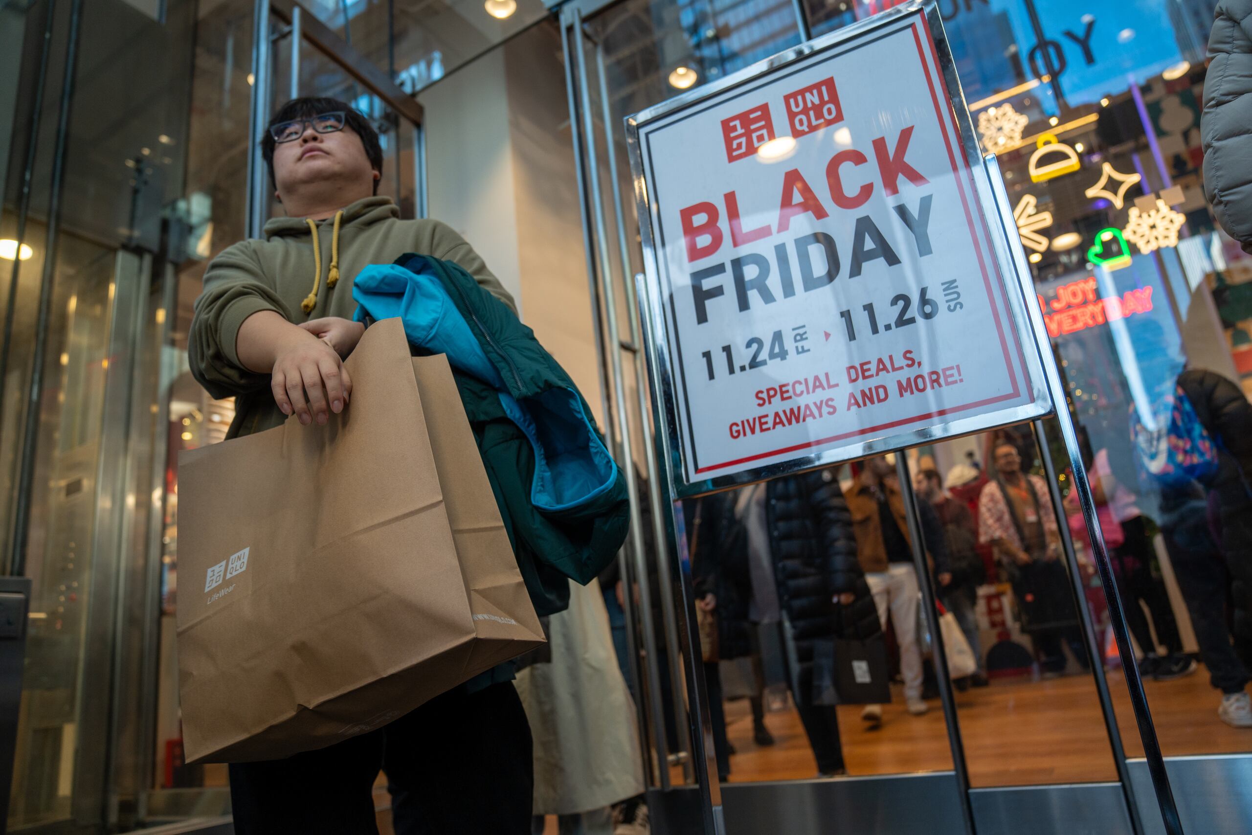 A las cifras del comercio electrónico habrá que añadir más adelante las ventas en las tiendas físicas, que siguen siendo las más importantes, ya que la mayoría de estadounidenses compran en persona durante estos días de rebajas.
