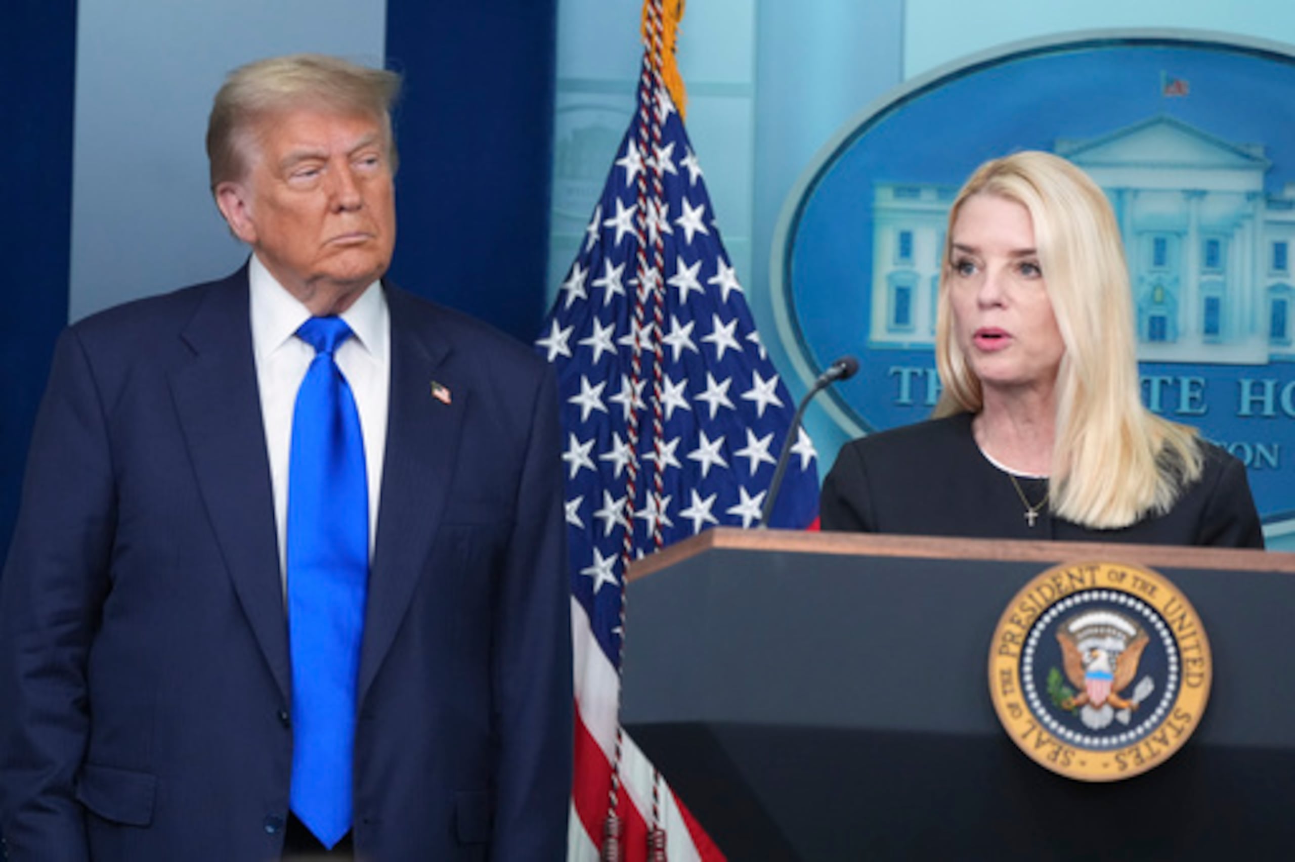 Pam Bondi informa con Trump presente en la Casa Blanca.
