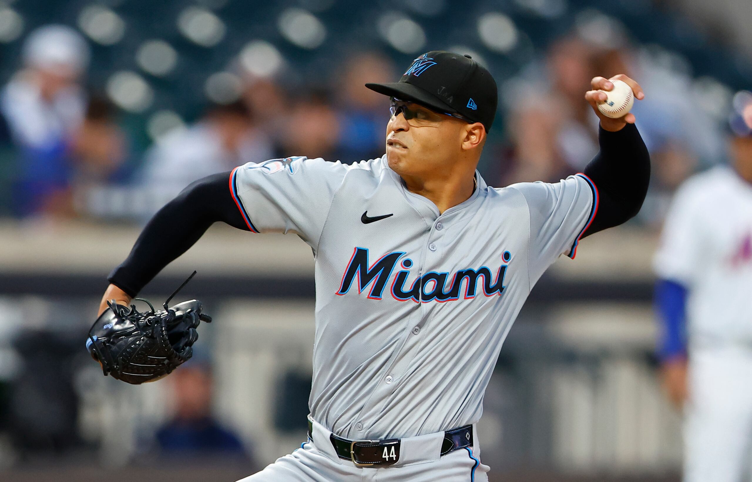 Jesús Luzardo, de los Marlins de Miami, lanza contra los Mets de Nueva York durante la primera entrada de un partido de béisbol, el martes 11 de junio de 2024, en Nueva York.