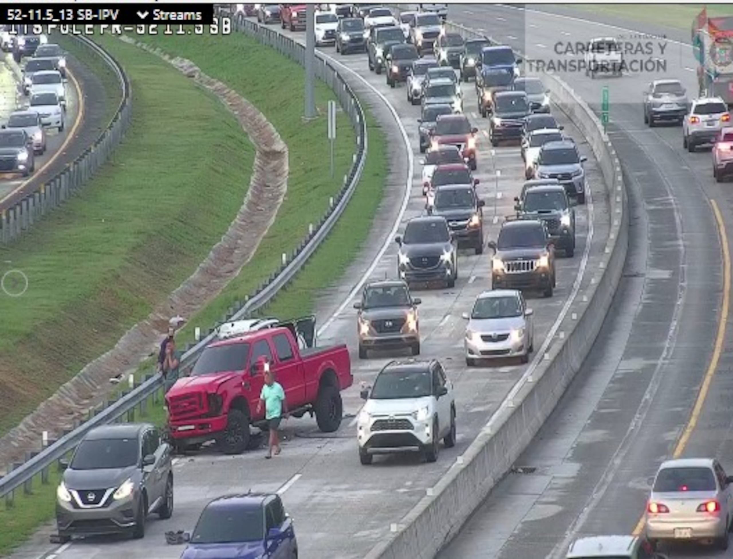 El accidente ha obstruido el carril derecho de la autopista.