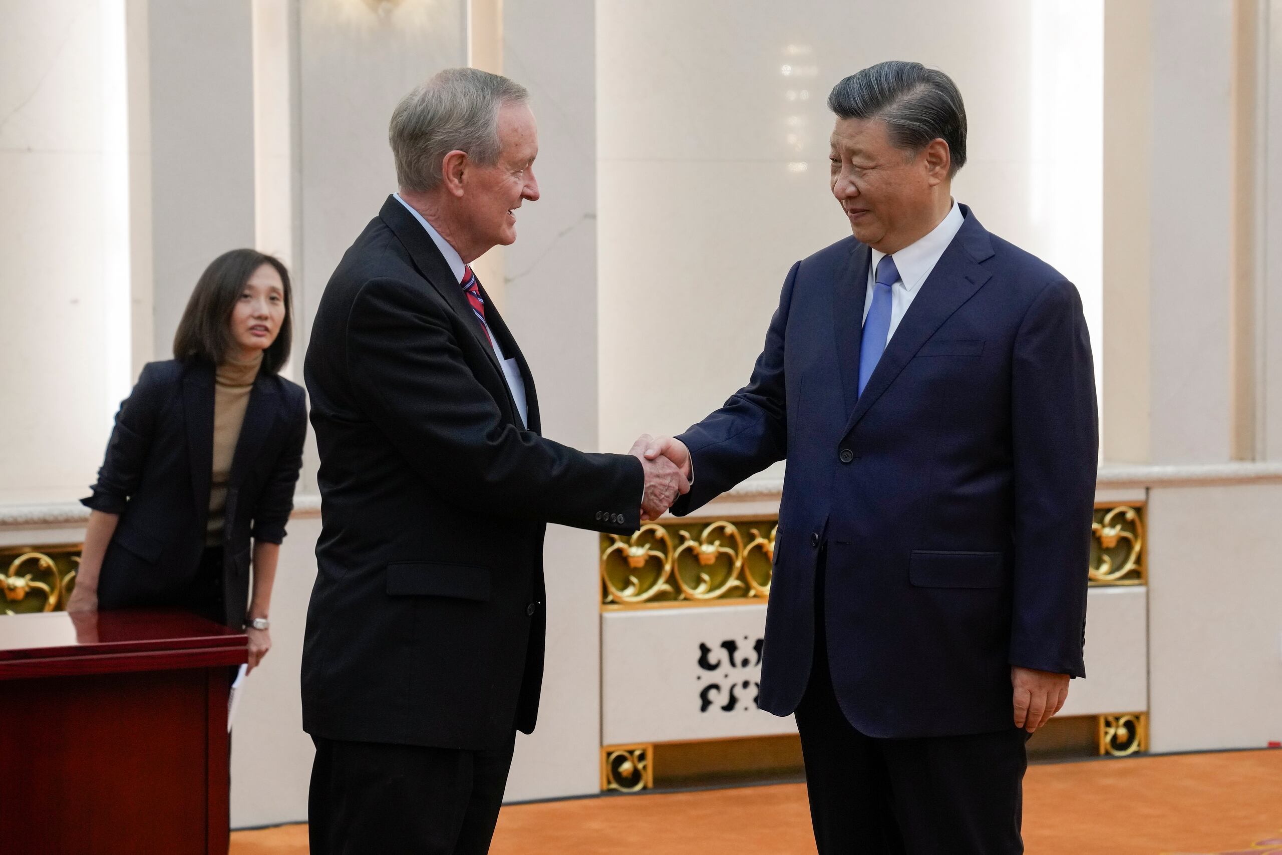 El senador estadounidense Mike Crapo saluda al presidente chino, Xi Jinping, este lunes en Pekín. EFE/EPA/Andy Wong / POOL